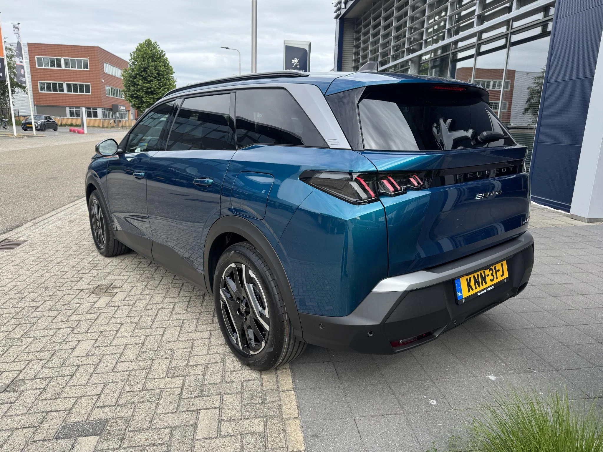 Peugeot-e-5008-image-3