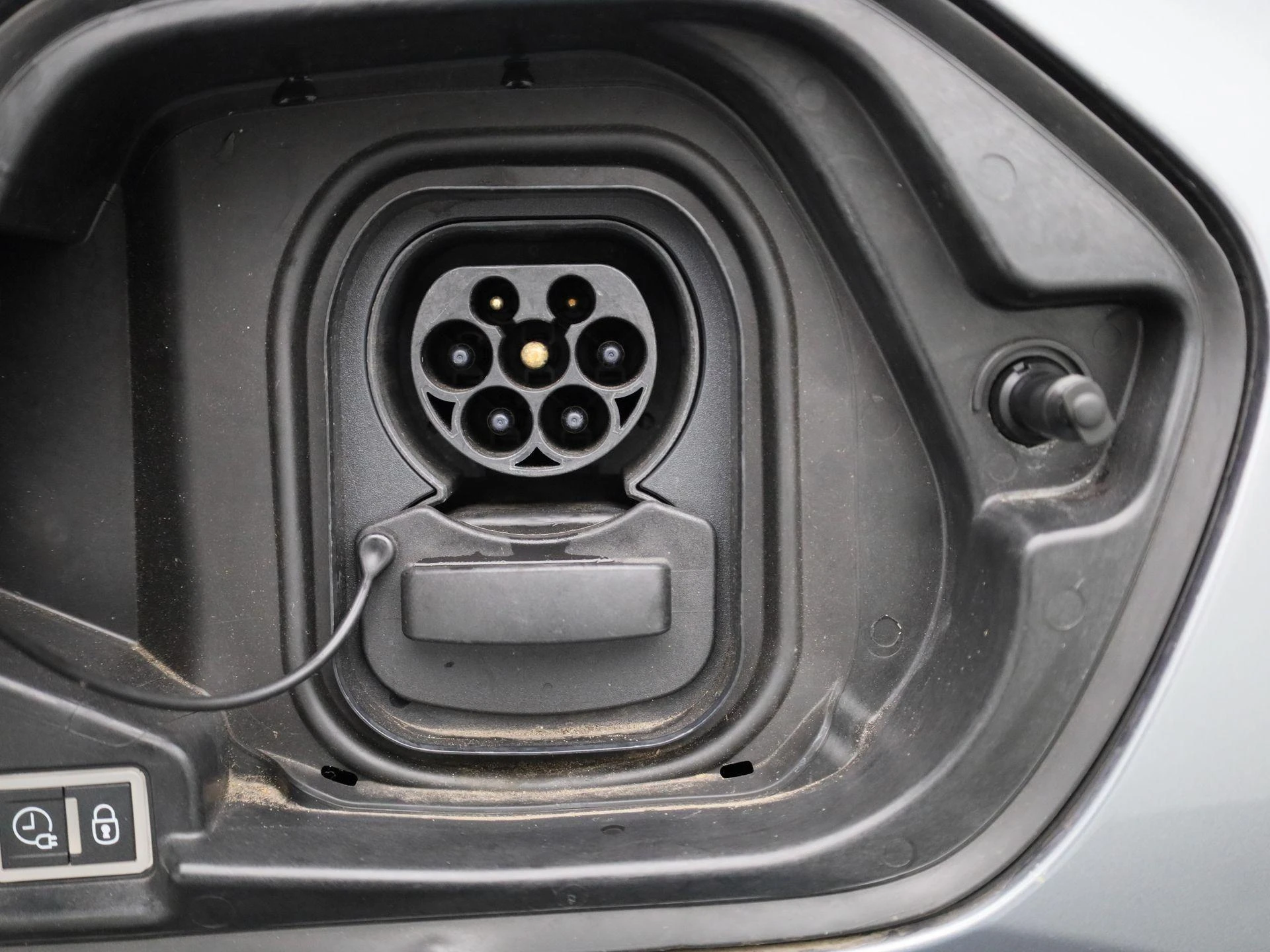 Peugeot-e-208-image-12