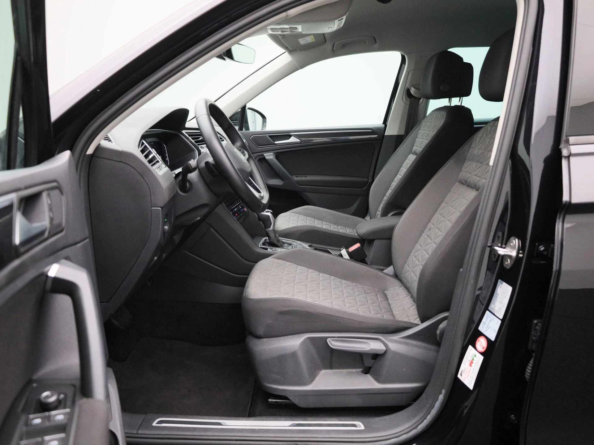 Volkswagen-Tiguan-image-12