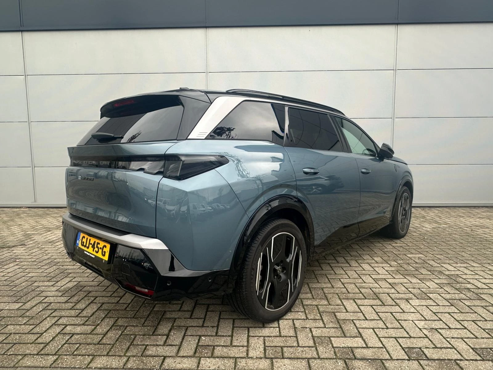 Peugeot e-5008