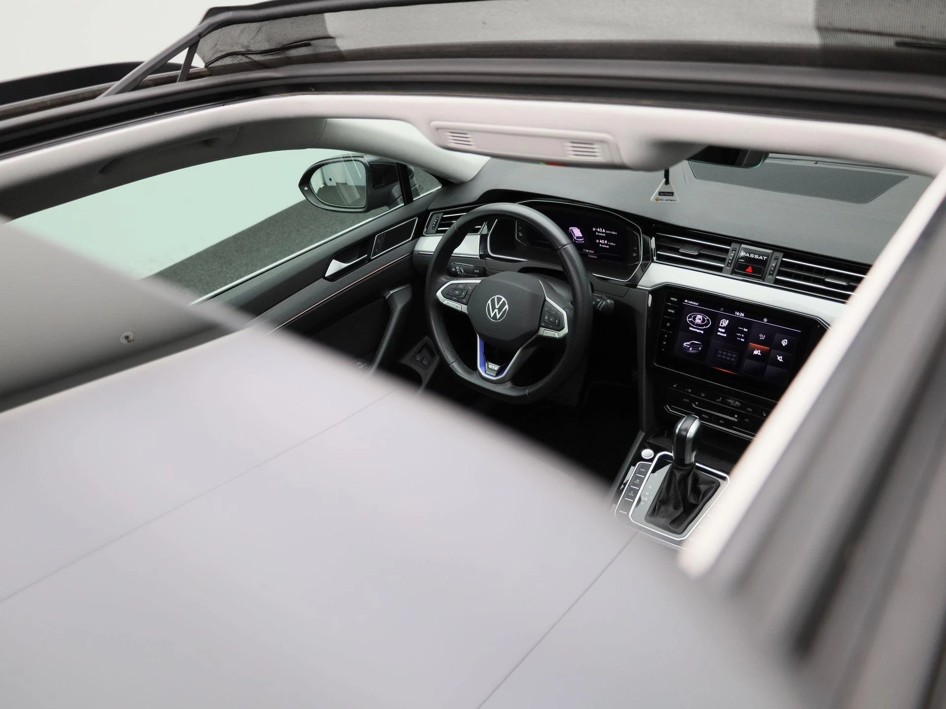 Volkswagen-Passat-image-44