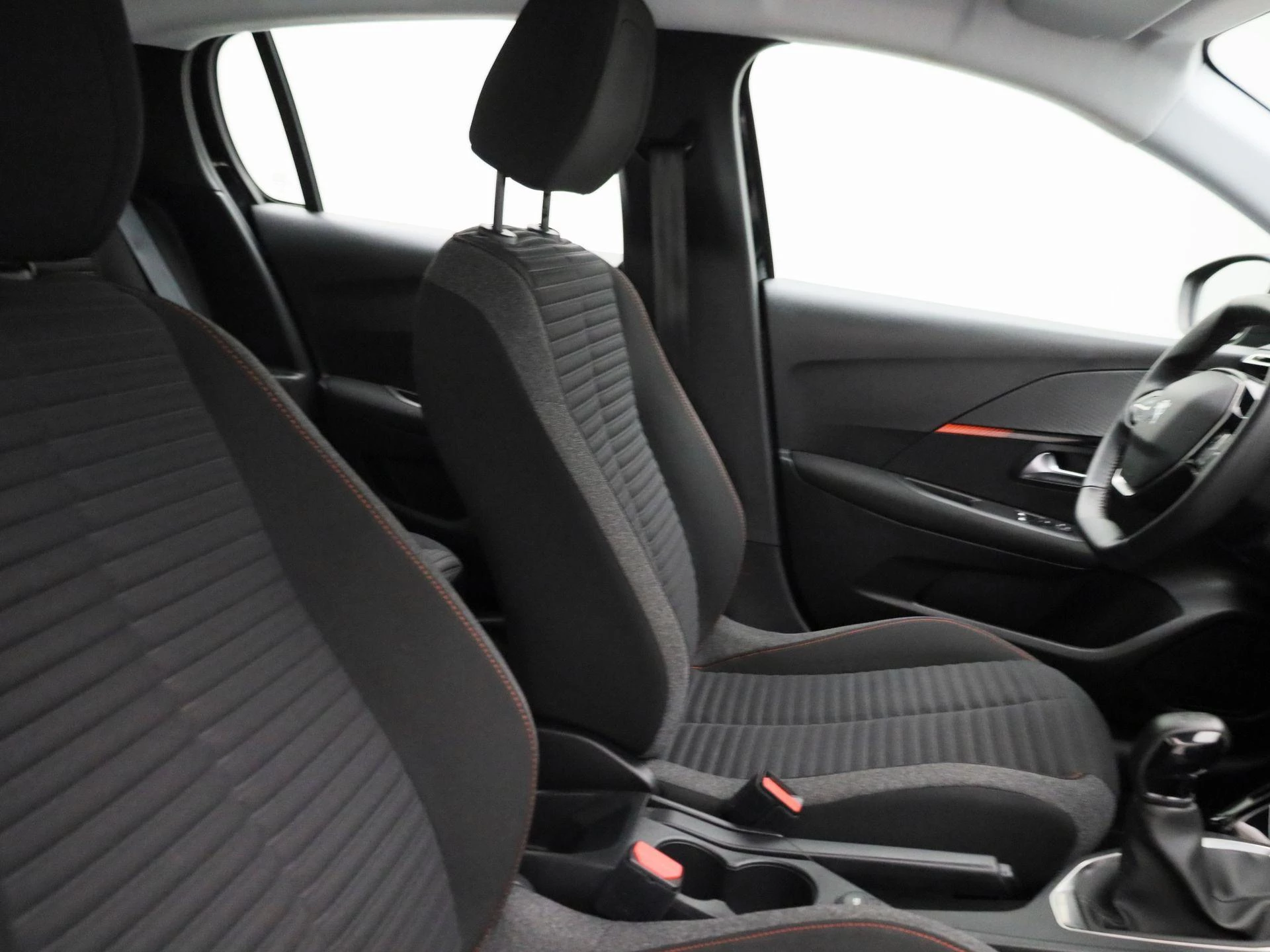 Peugeot-208-image-25