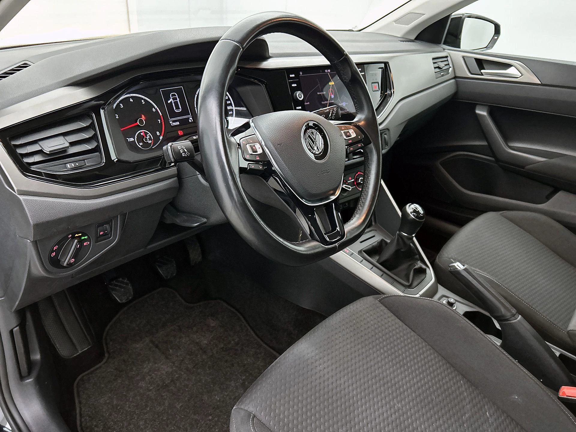Volkswagen-Polo-image-12