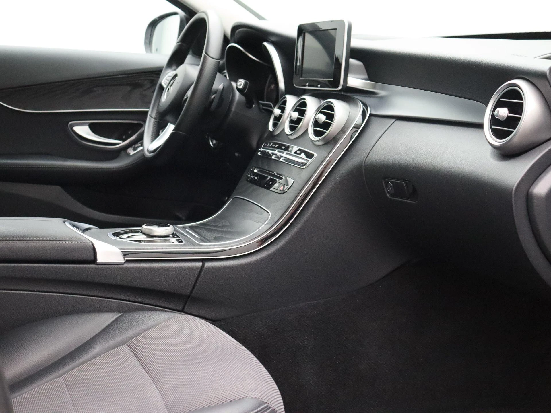 Mercedes-Benz-C-Klasse-image-23