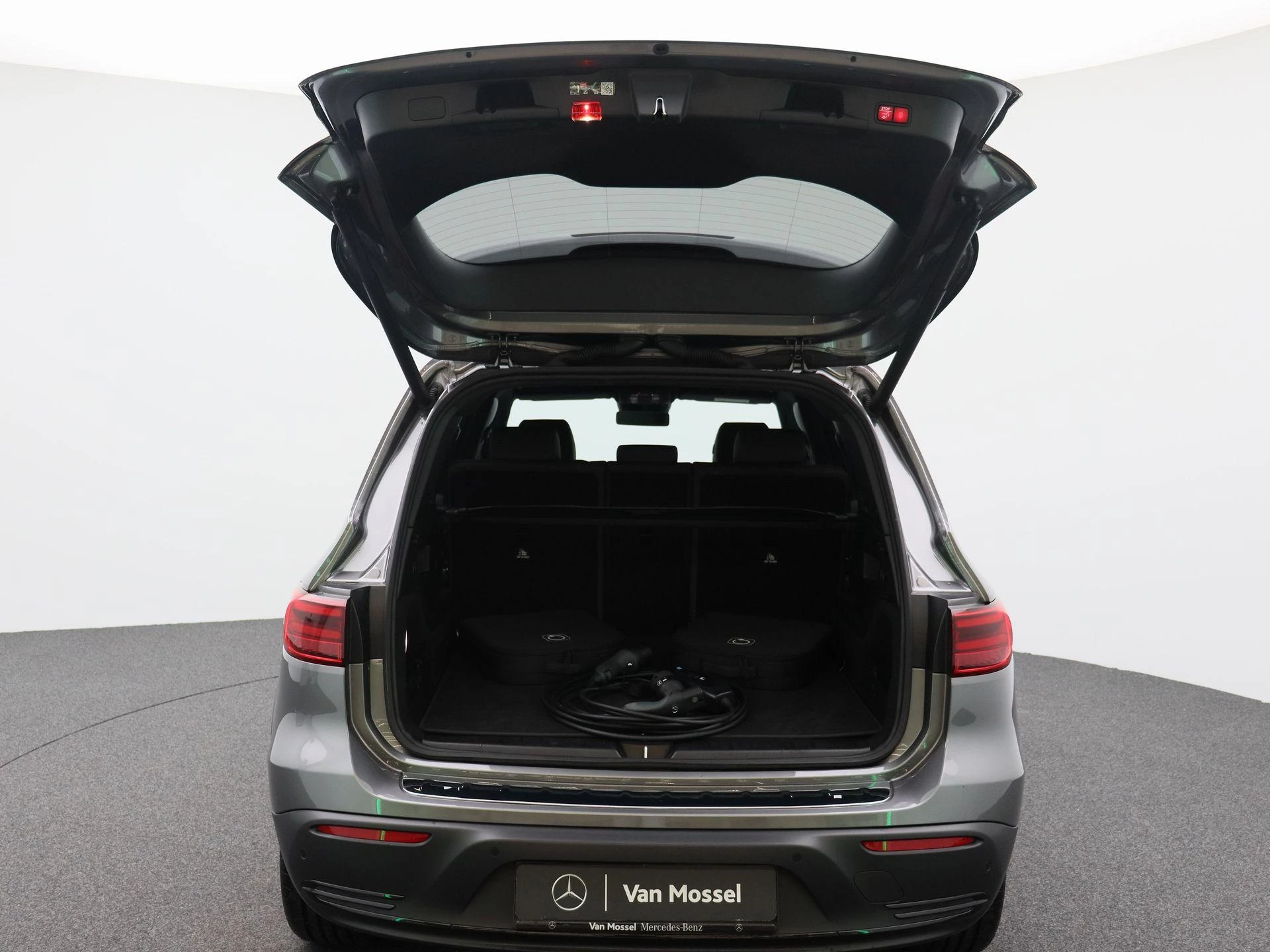 Mercedes-Benz-EQB-image-12