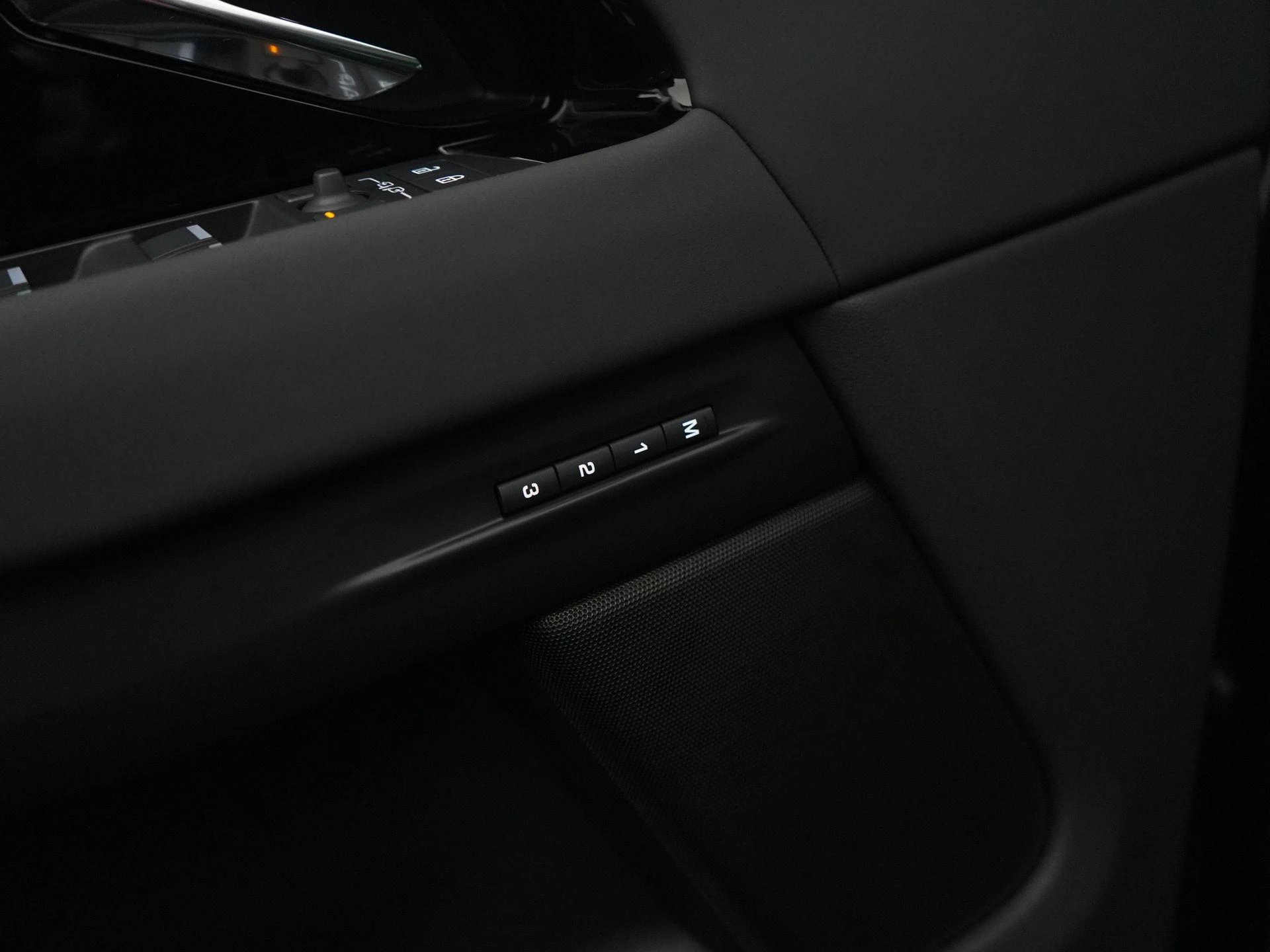 Land Rover-Range Rover Evoque-image-34