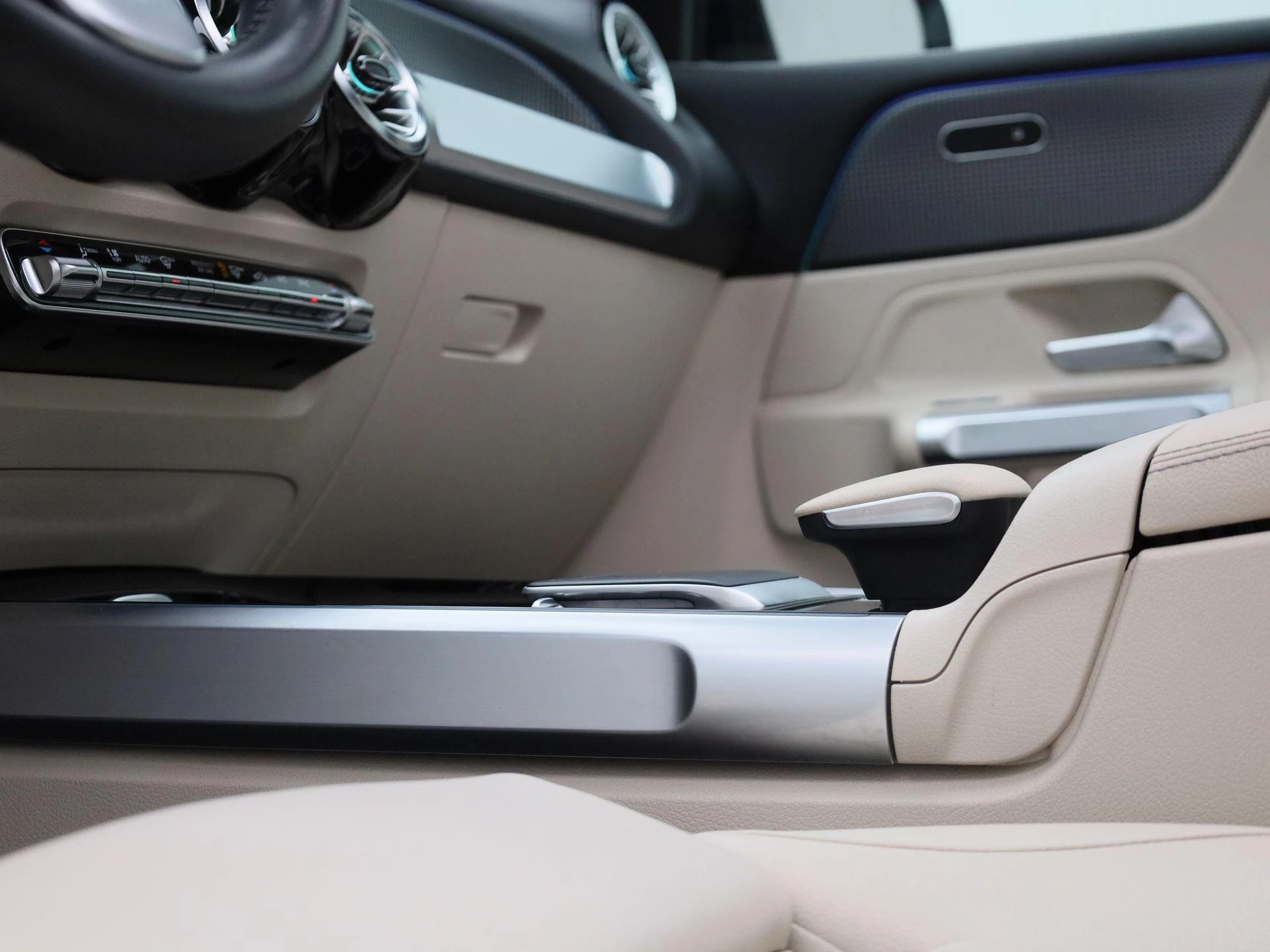 Mercedes-Benz GLB 200 LUXURY LINE + LEDER + PANO + 7-ZIT + CARPLAY +