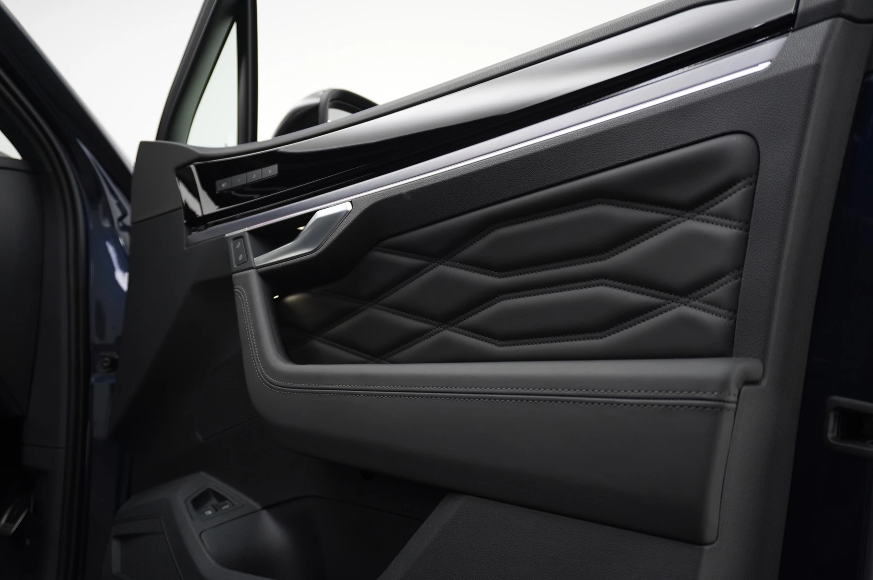 Volkswagen-Touareg-image-29