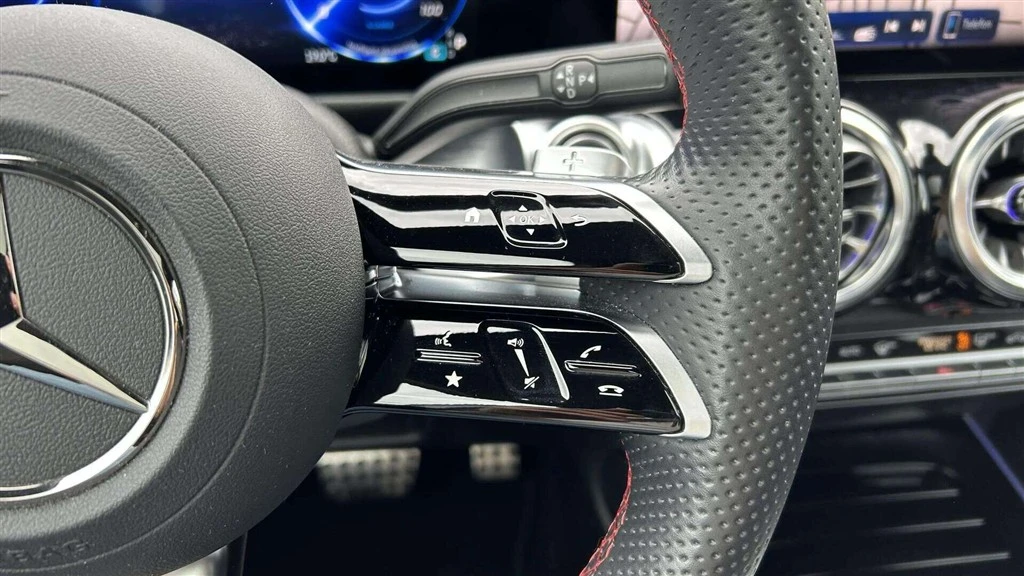 Mercedes-Benz-EQB-image-14