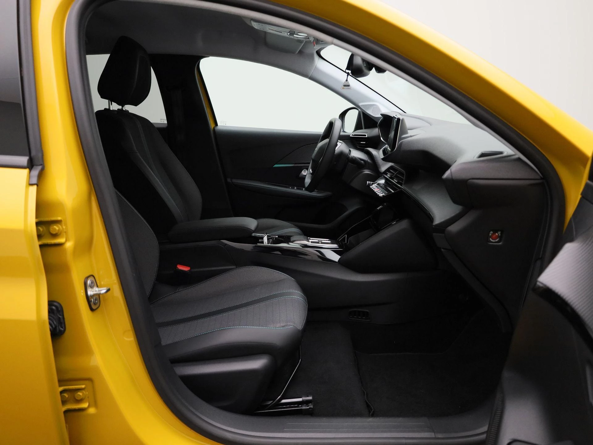 Peugeot-e-208-image-34