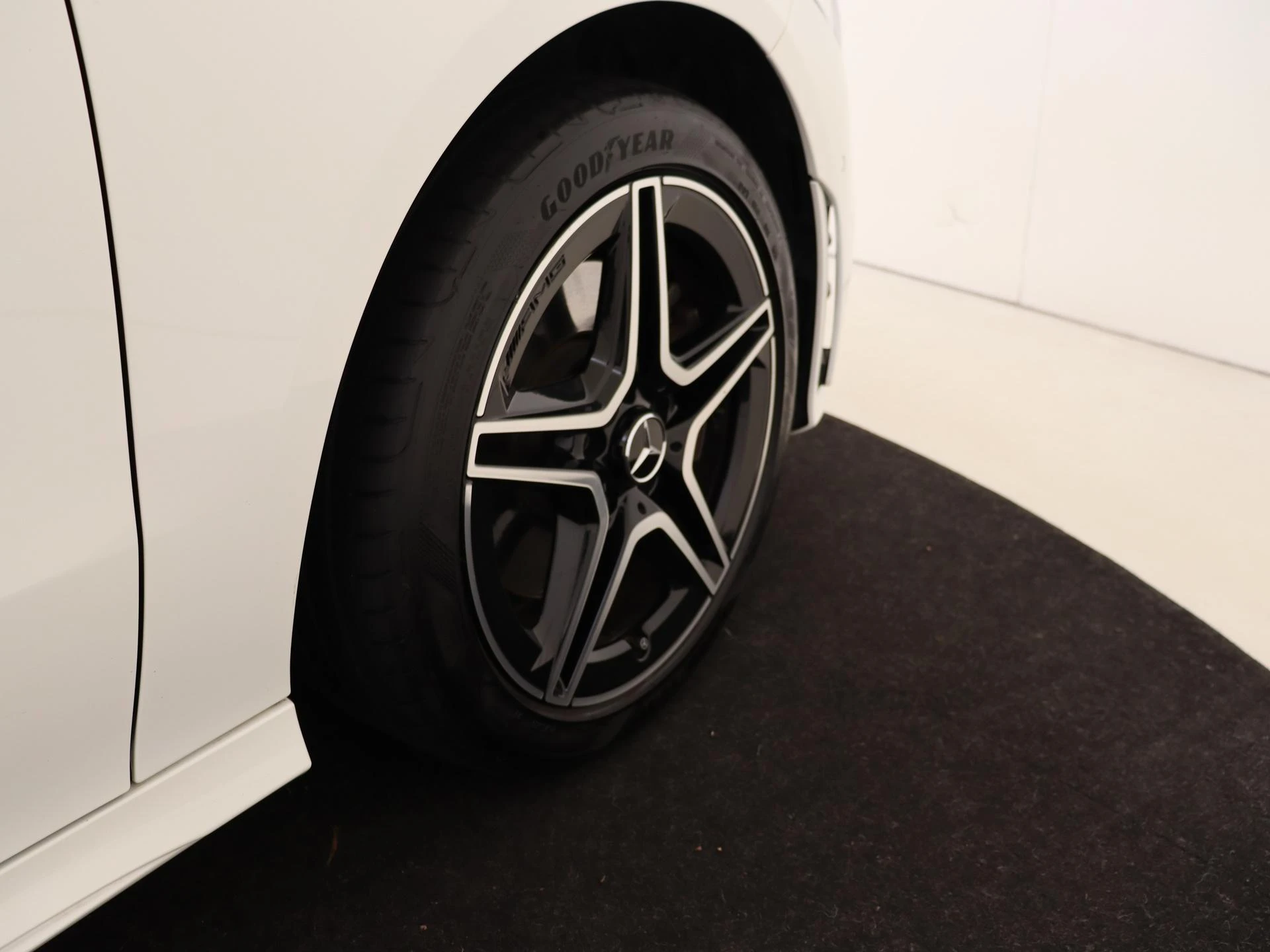 Mercedes-Benz-CLA-image-32