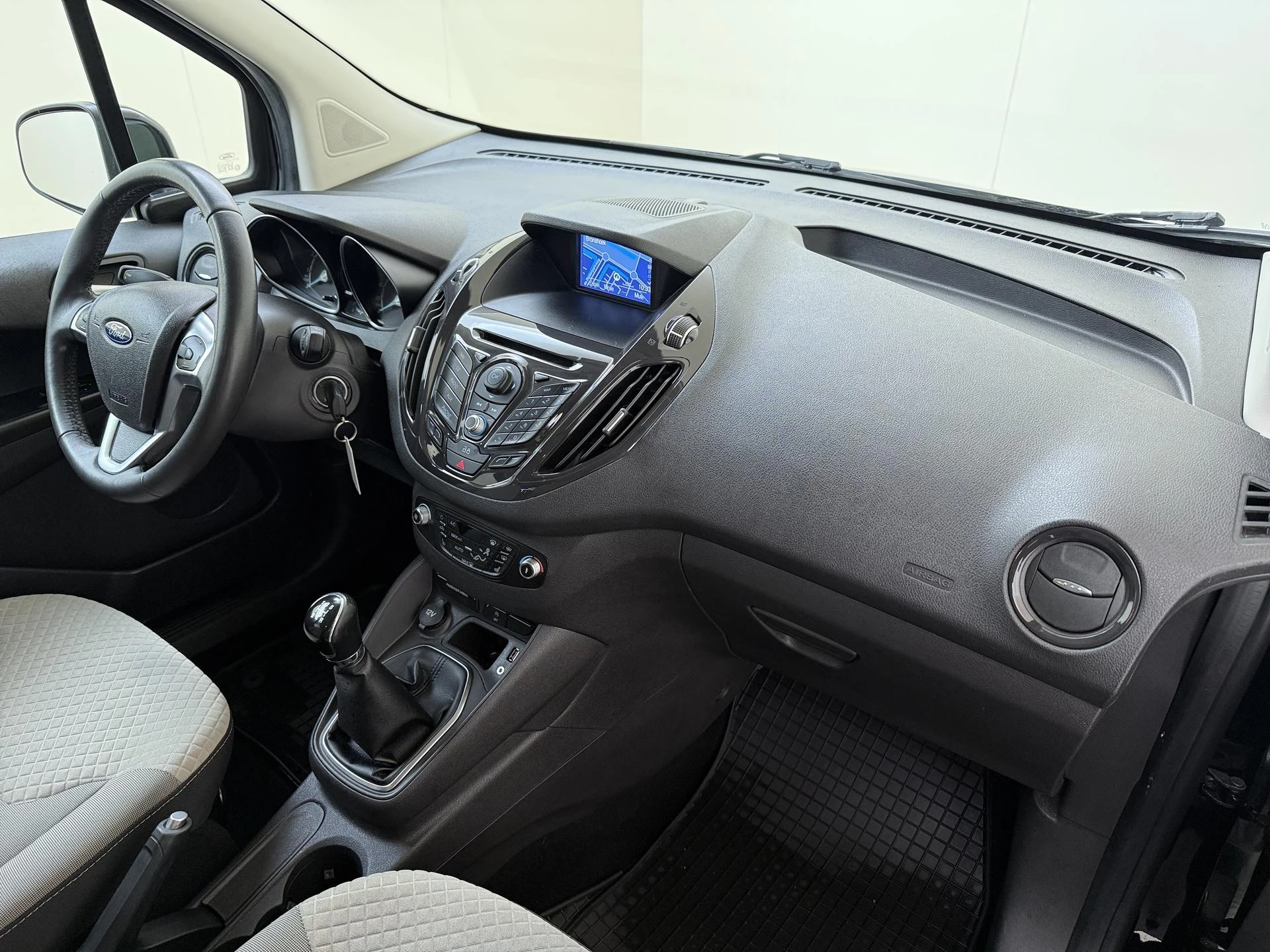 Ford-Tourneo Courier-image-4