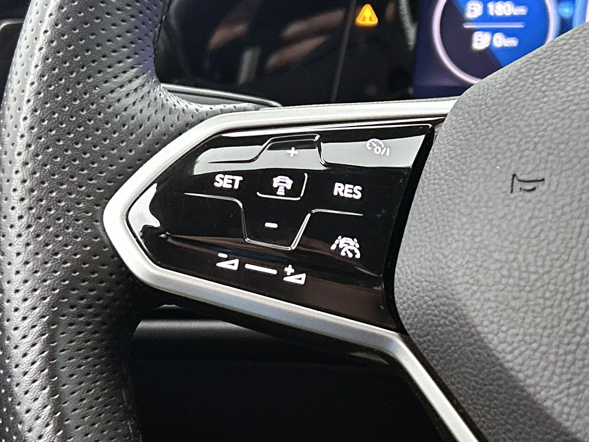 Volkswagen-Golf-image-5