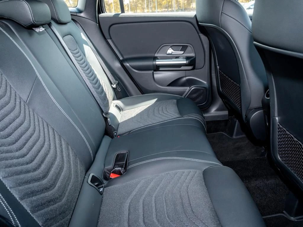 Mercedes-Benz-GLA 200 d-image-12