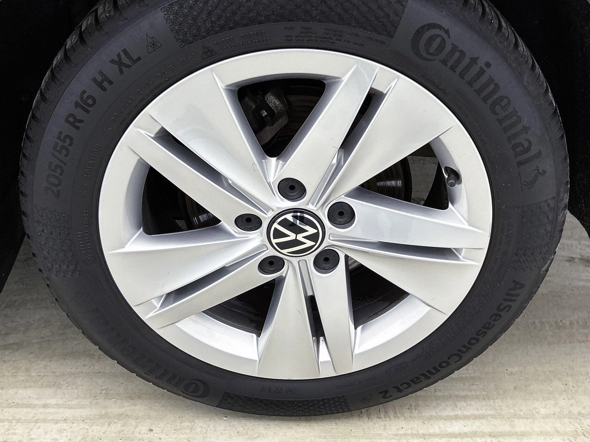 Volkswagen-Golf-image-32