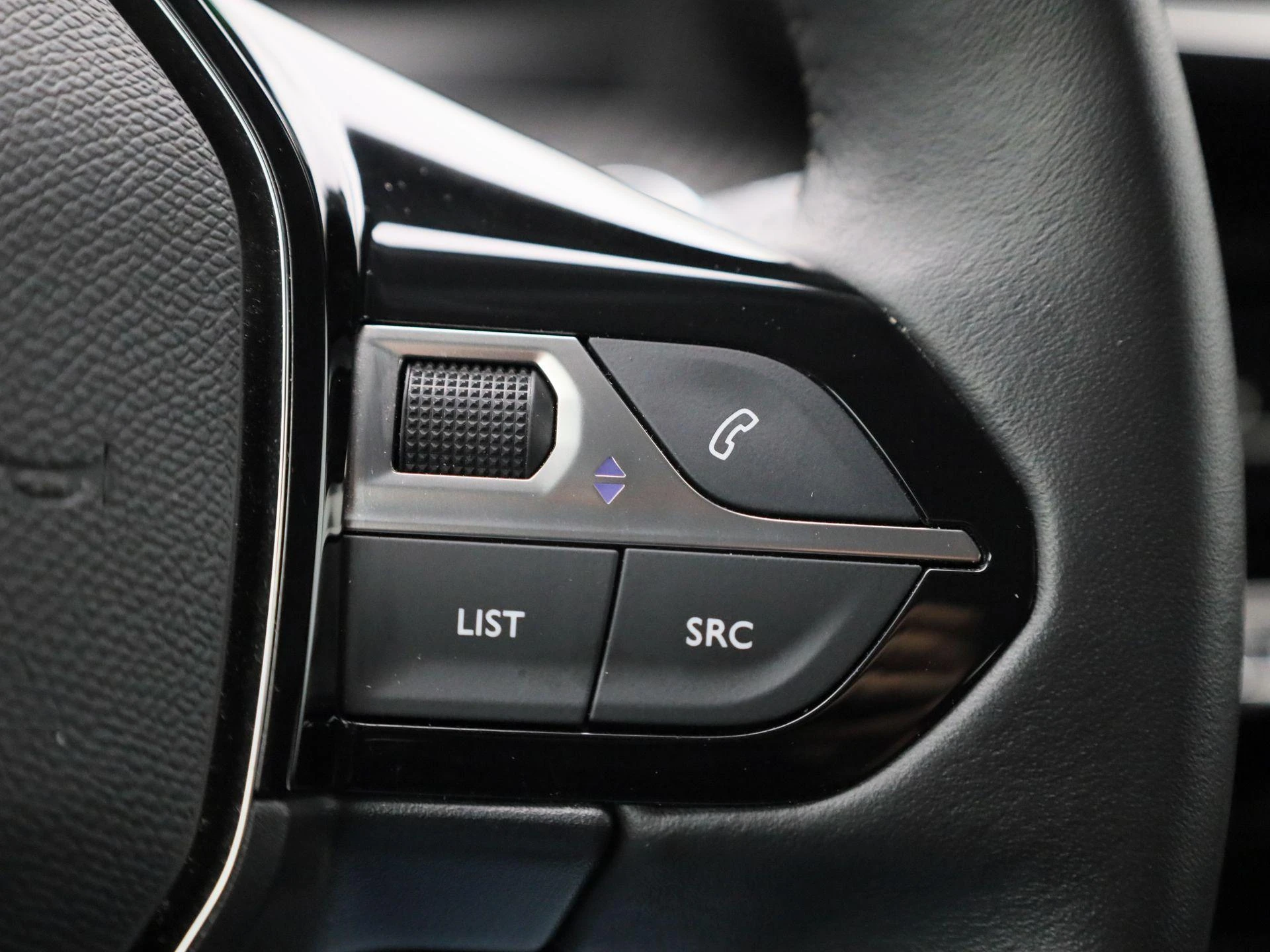 Peugeot-e-2008-image-26