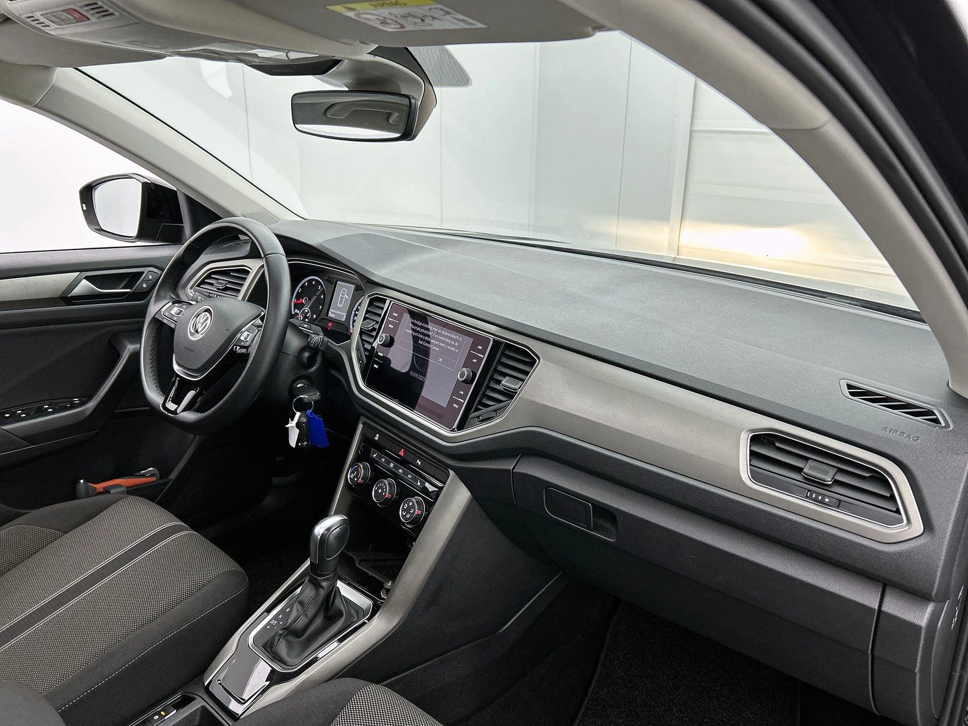 Volkswagen-T-Roc-image-17