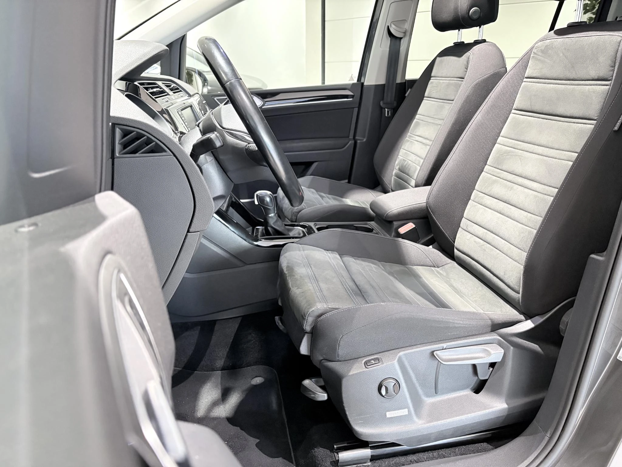 Volkswagen-Touran-image-13