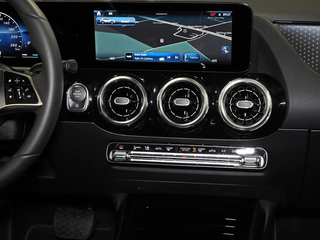 Mercedes-Benz-GLA 200-image-11