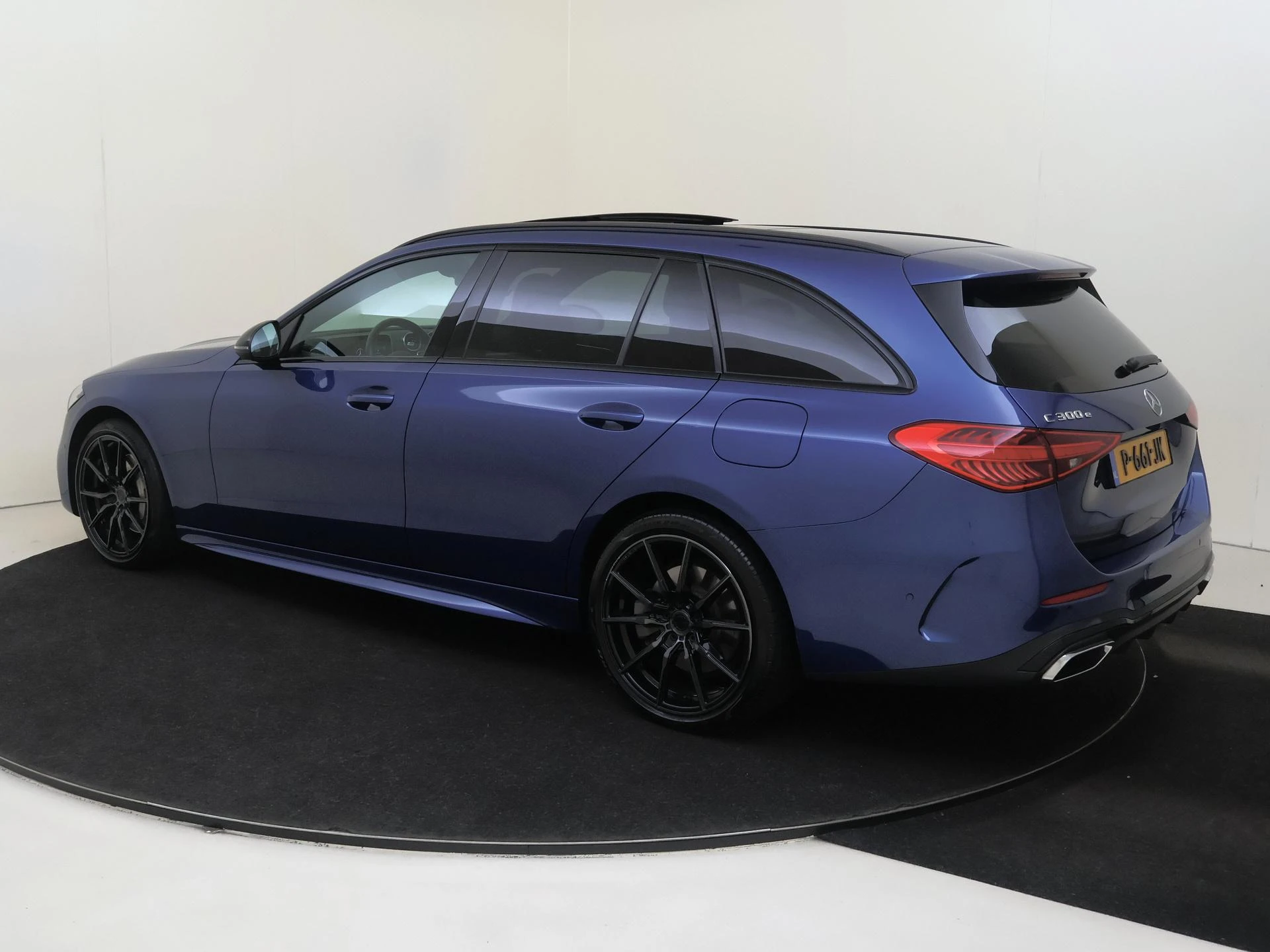 Mercedes-Benz-C-Klasse-image-2