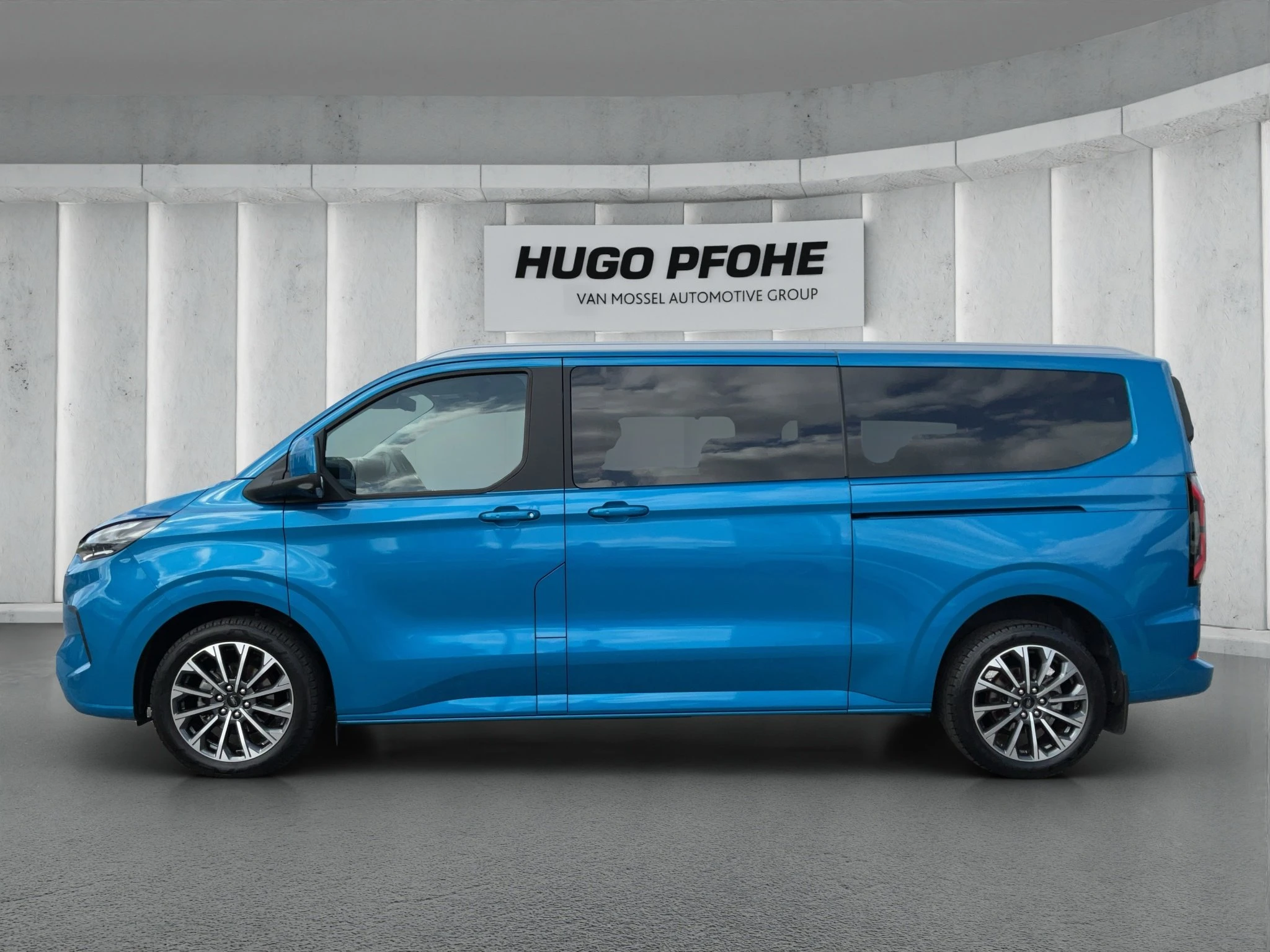 Ford-Tourneo Custom-image-1