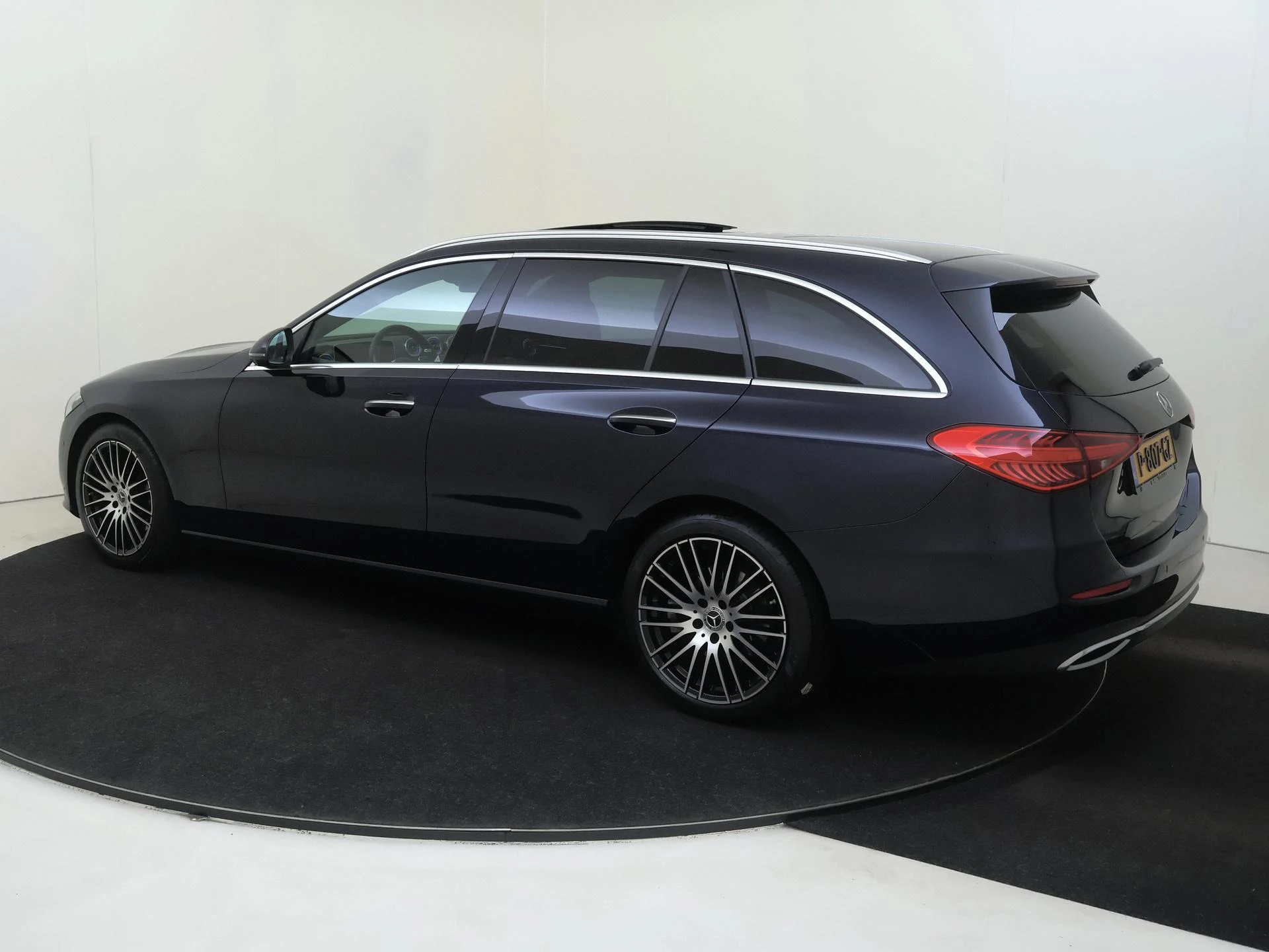 Mercedes-Benz-C-Klasse-image-2