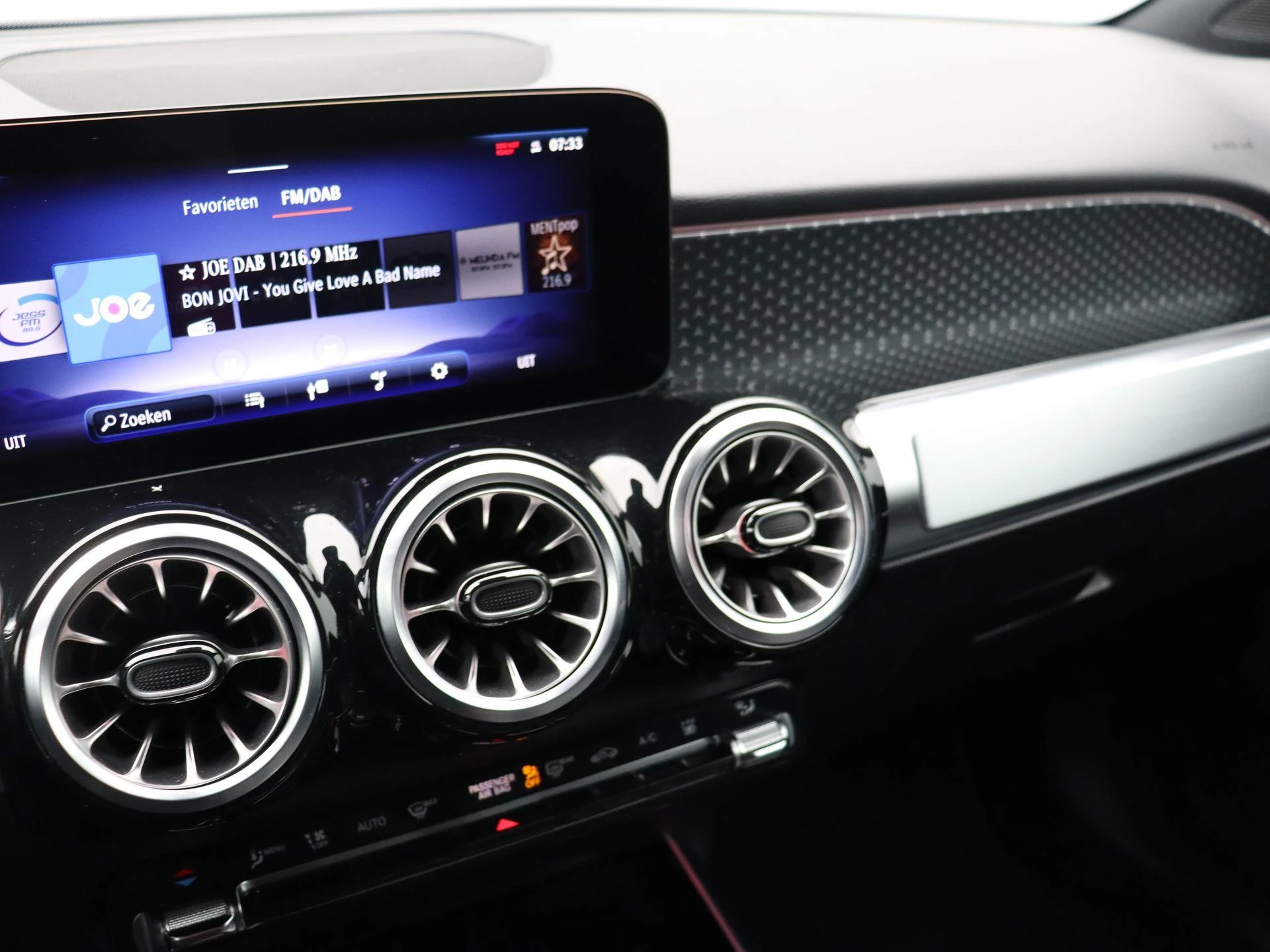 Mercedes-Benz-EQB-image-9