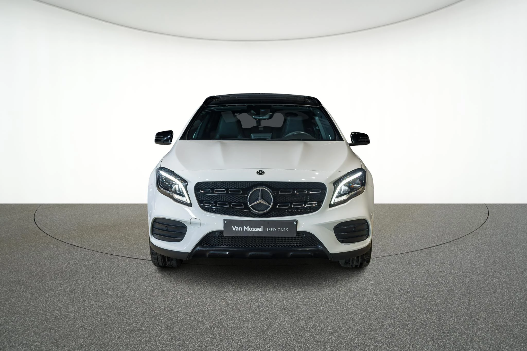 Mercedes-Benz GLA 200 AMG Line + PANORAMISCH DAK + CARPLAY + TREKHAAK +