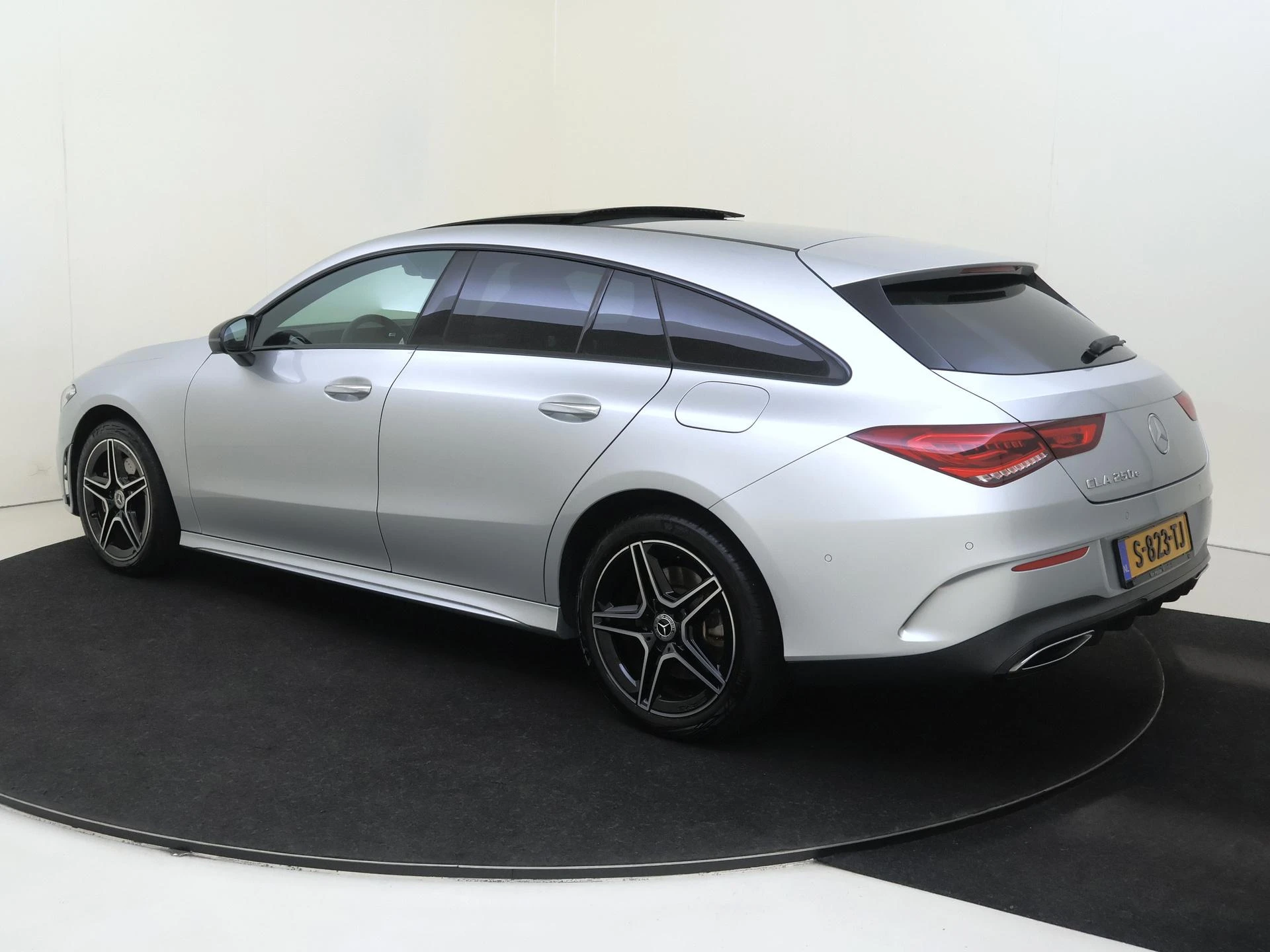 Mercedes-Benz-CLA-image-2