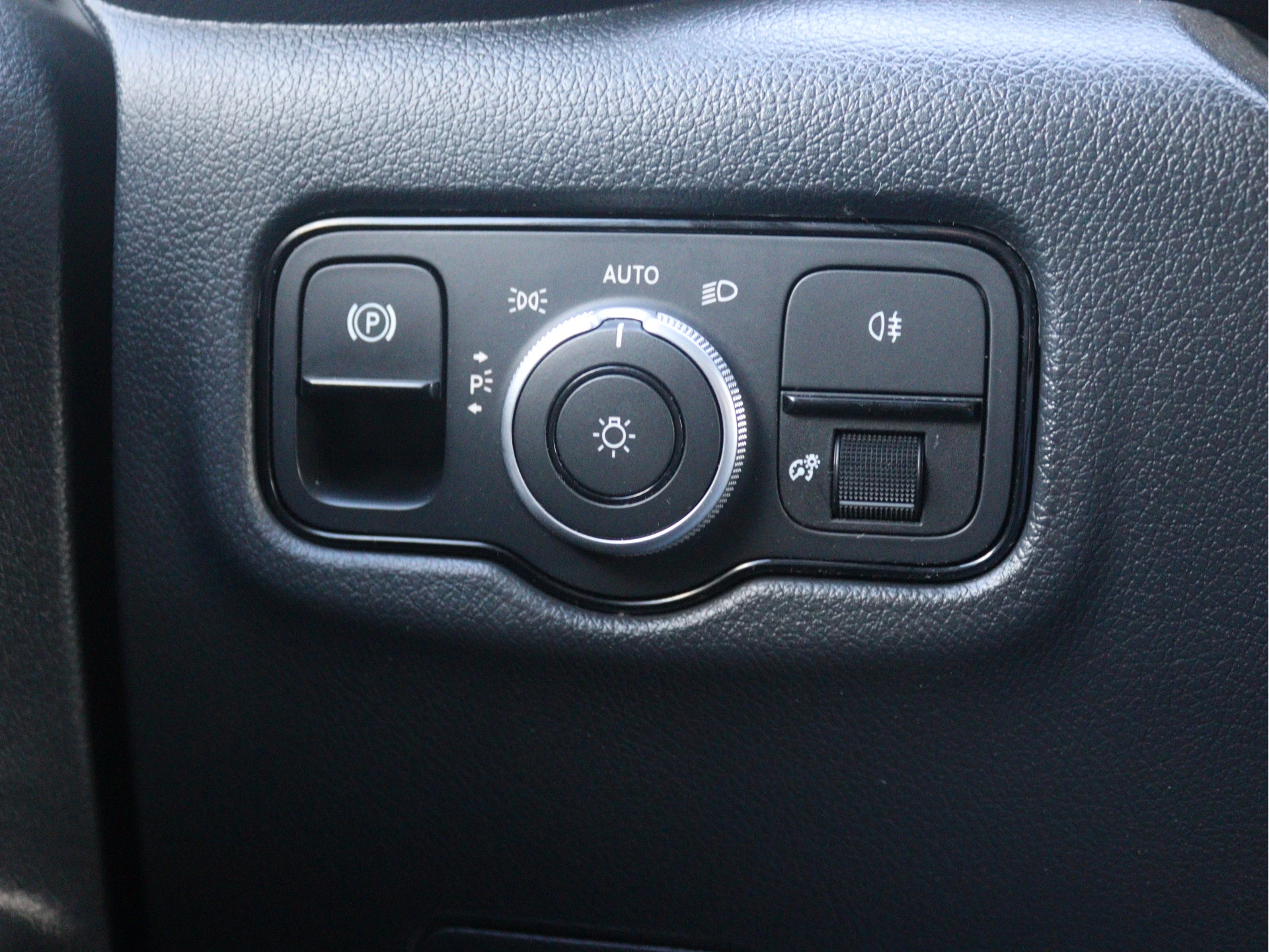 Mercedes-Benz-Vito-image-13