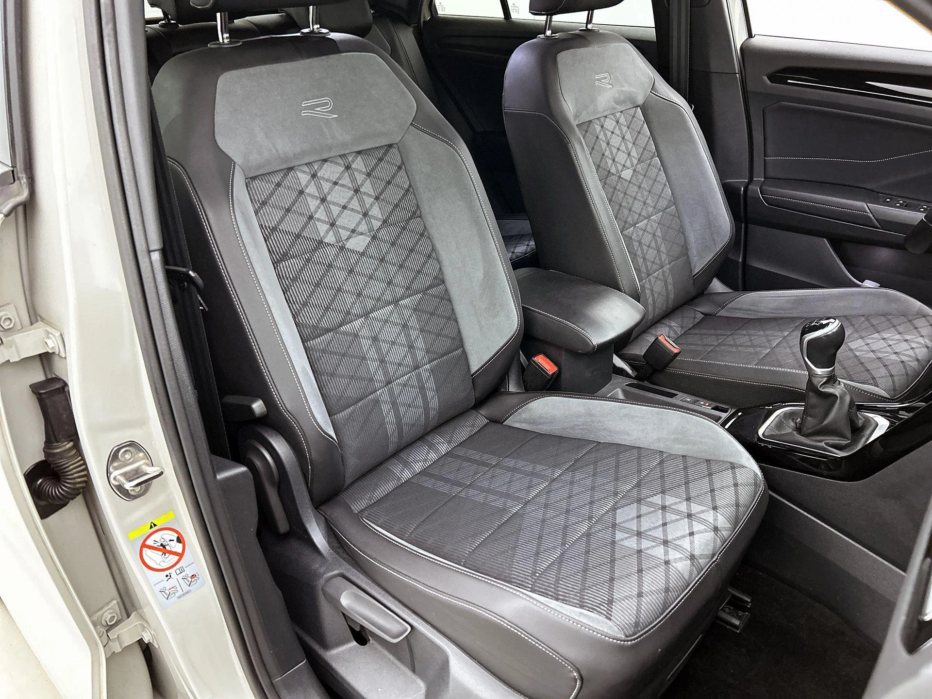 Volkswagen-T-Roc-image-40
