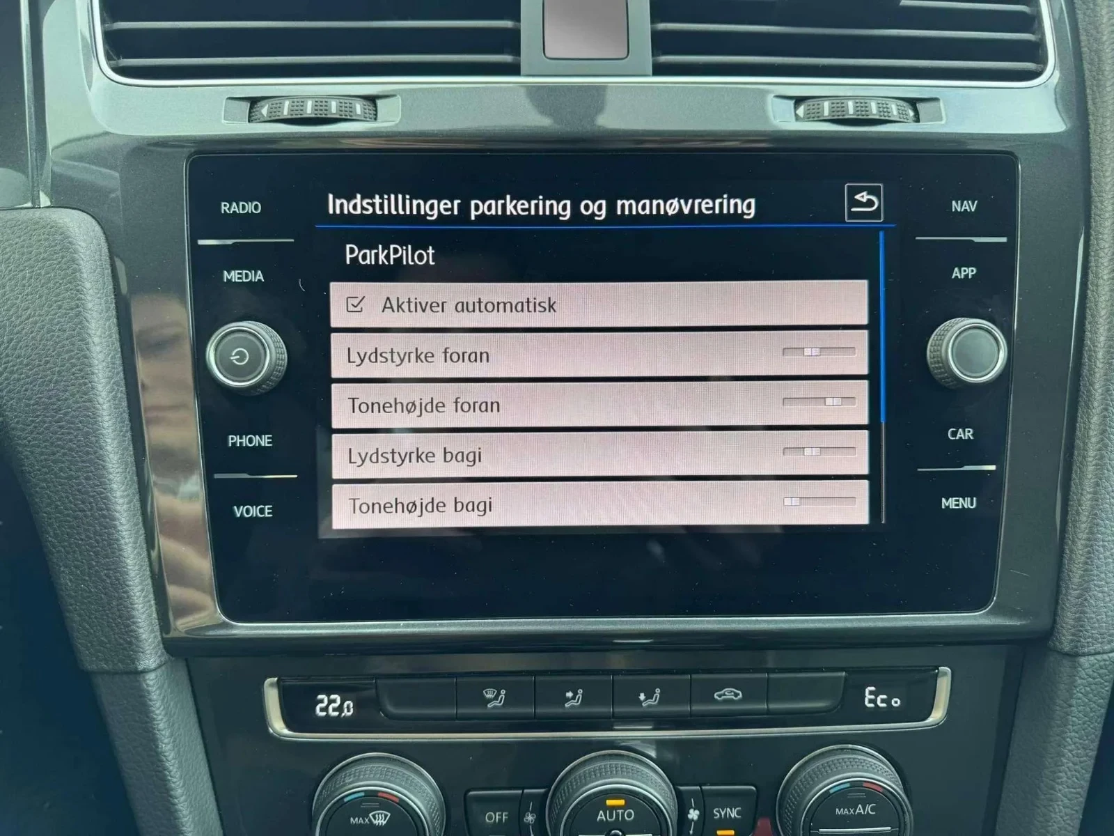 Volkswagen-e-Golf-image-15