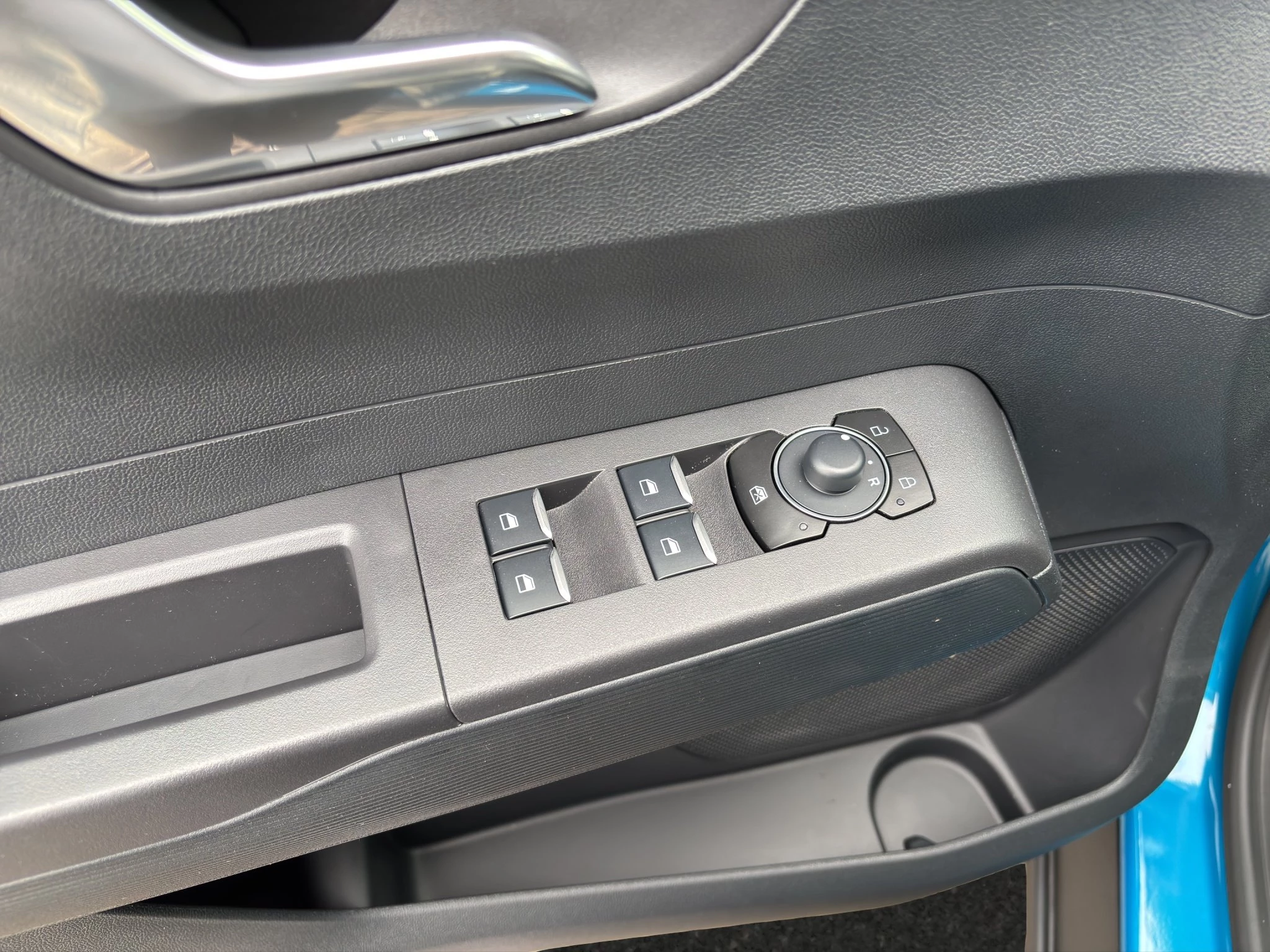 Ford Tourneo Courier Titanium 1.0 EcoBoost 92 kW Auto Kompaktvan. 5-türig