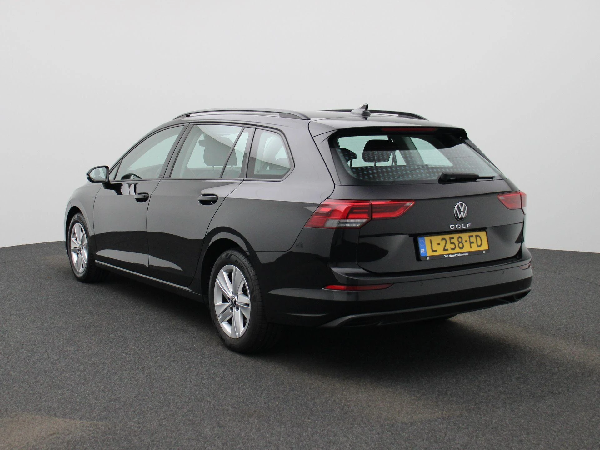 Volkswagen-Golf-image-1
