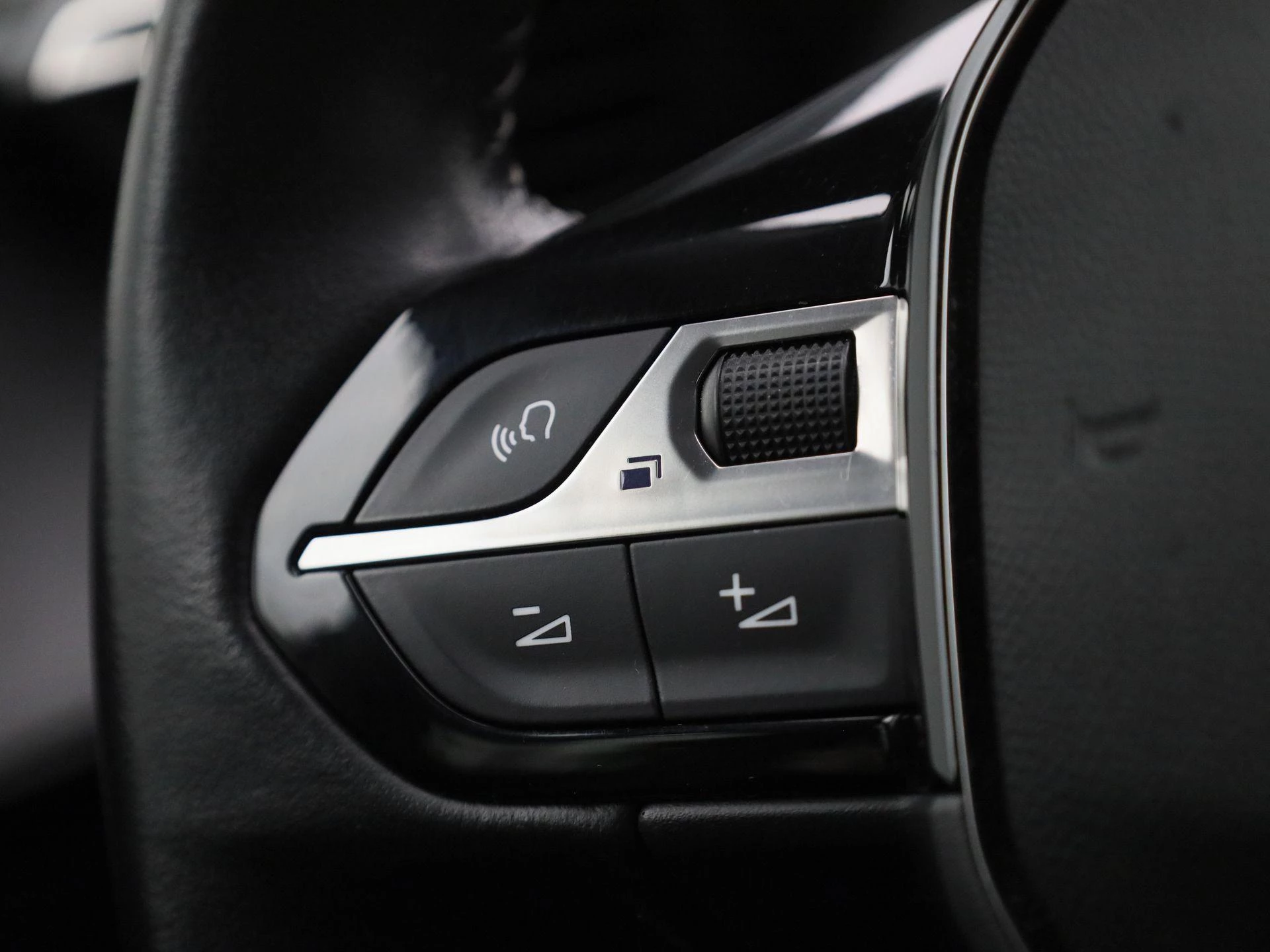 Peugeot-e-208-image-17