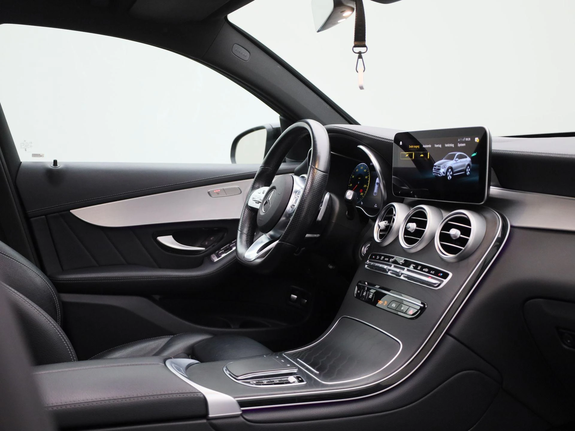 Mercedes-Benz-GLC-image-33