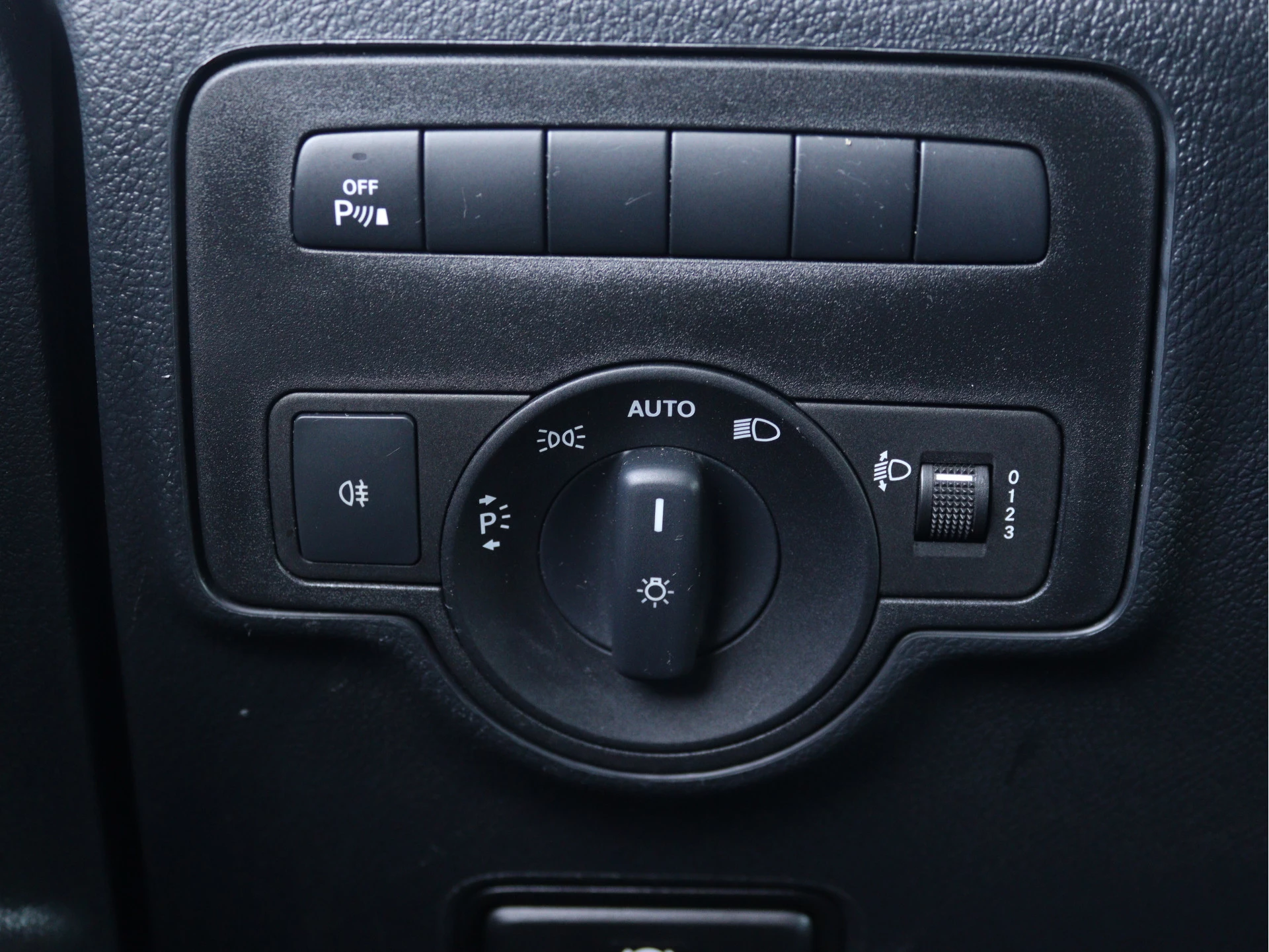 Mercedes-Benz-Vito-image-10