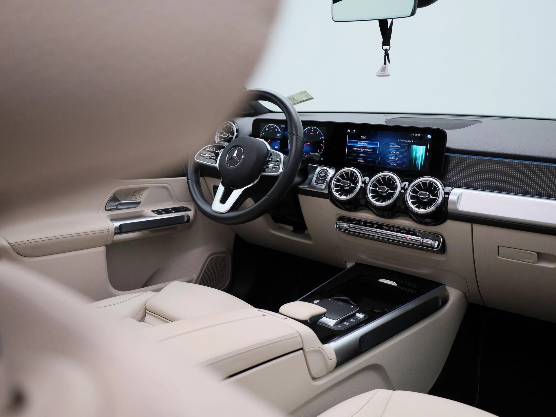 Mercedes-Benz GLB 200 LUXURY LINE + LEDER + PANO + 7-ZIT + CARPLAY +