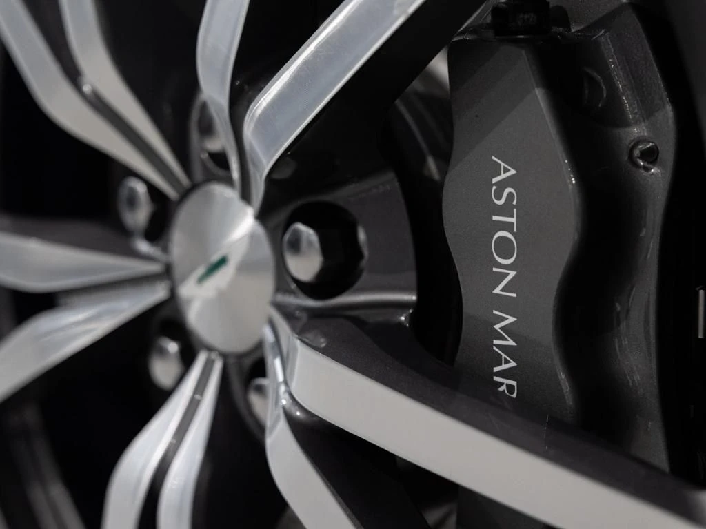 Aston Martin-V8 Vantage-image-15
