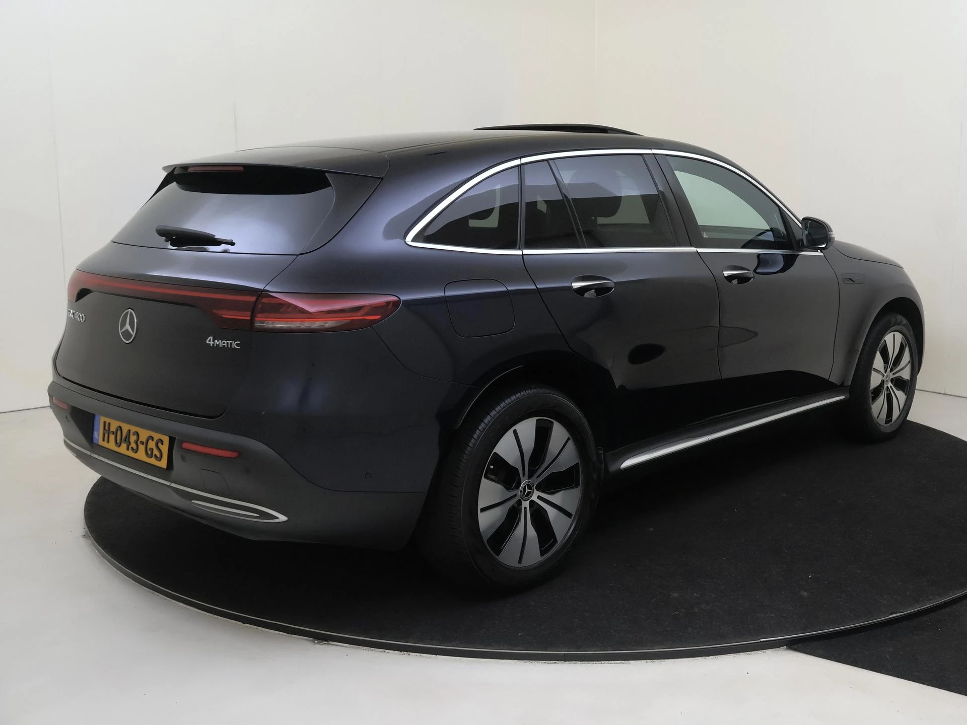 Mercedes-Benz-EQC-image-3