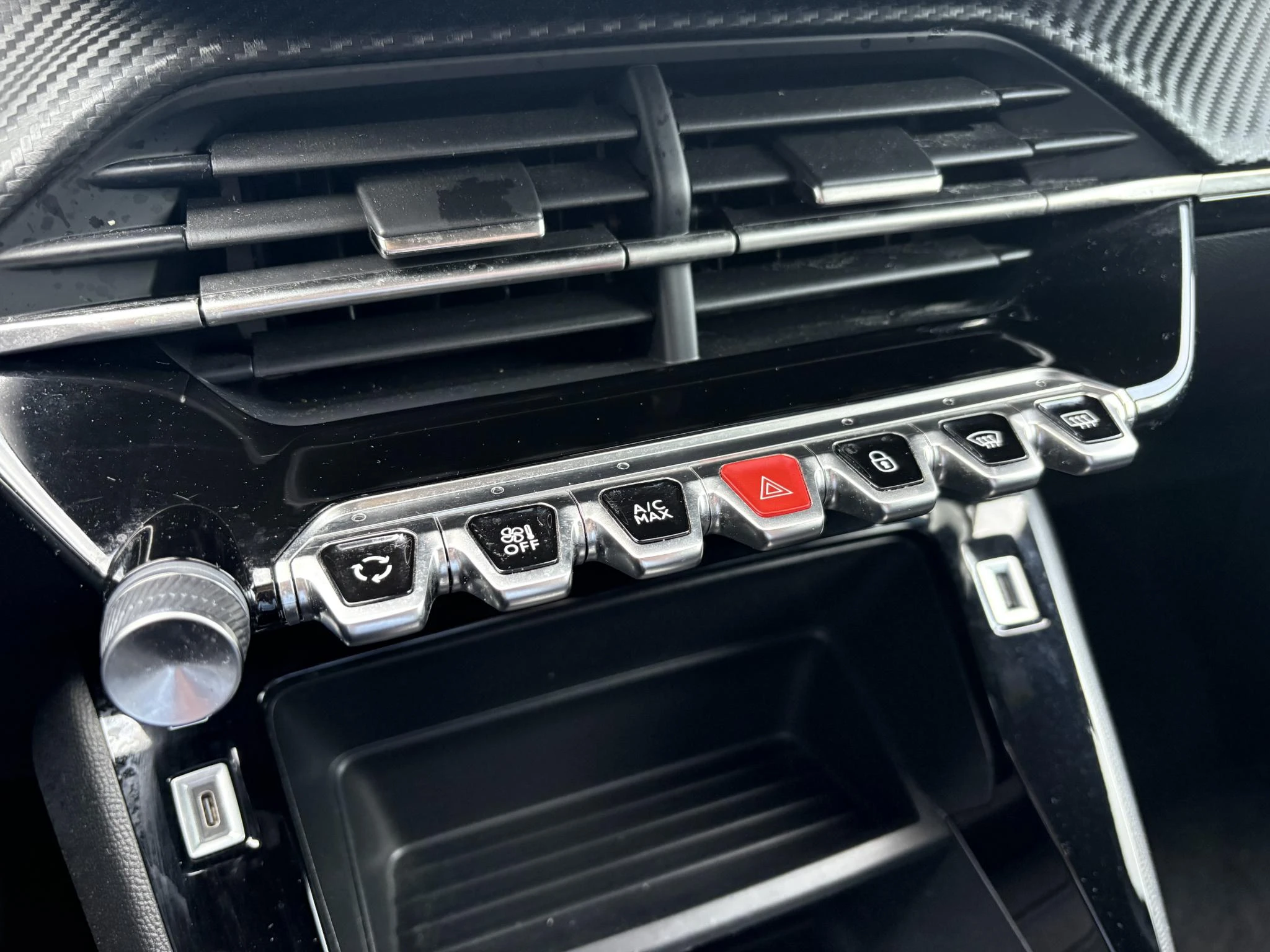 Peugeot-e-2008-image-18