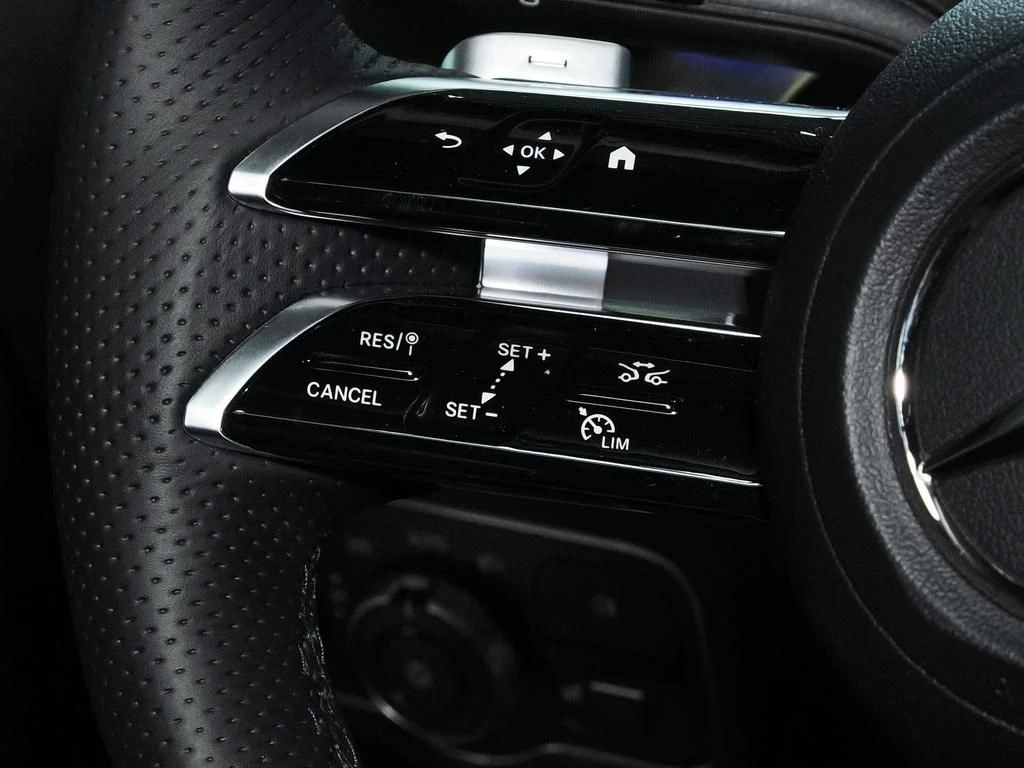 Mercedes-Benz-GLB 200-image-9