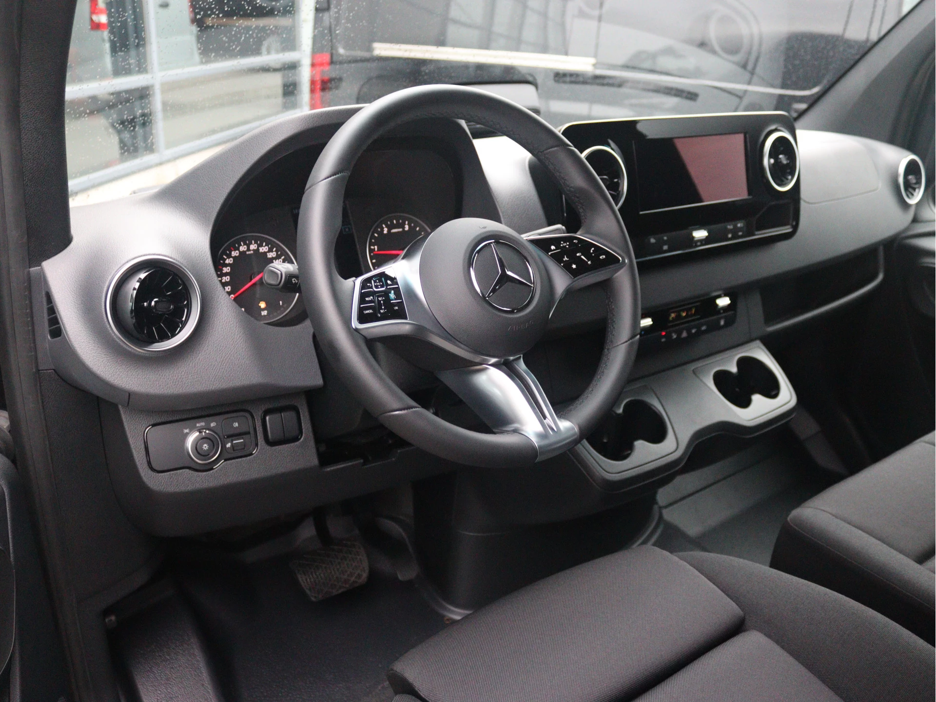 Mercedes-Benz-Sprinter-image-3