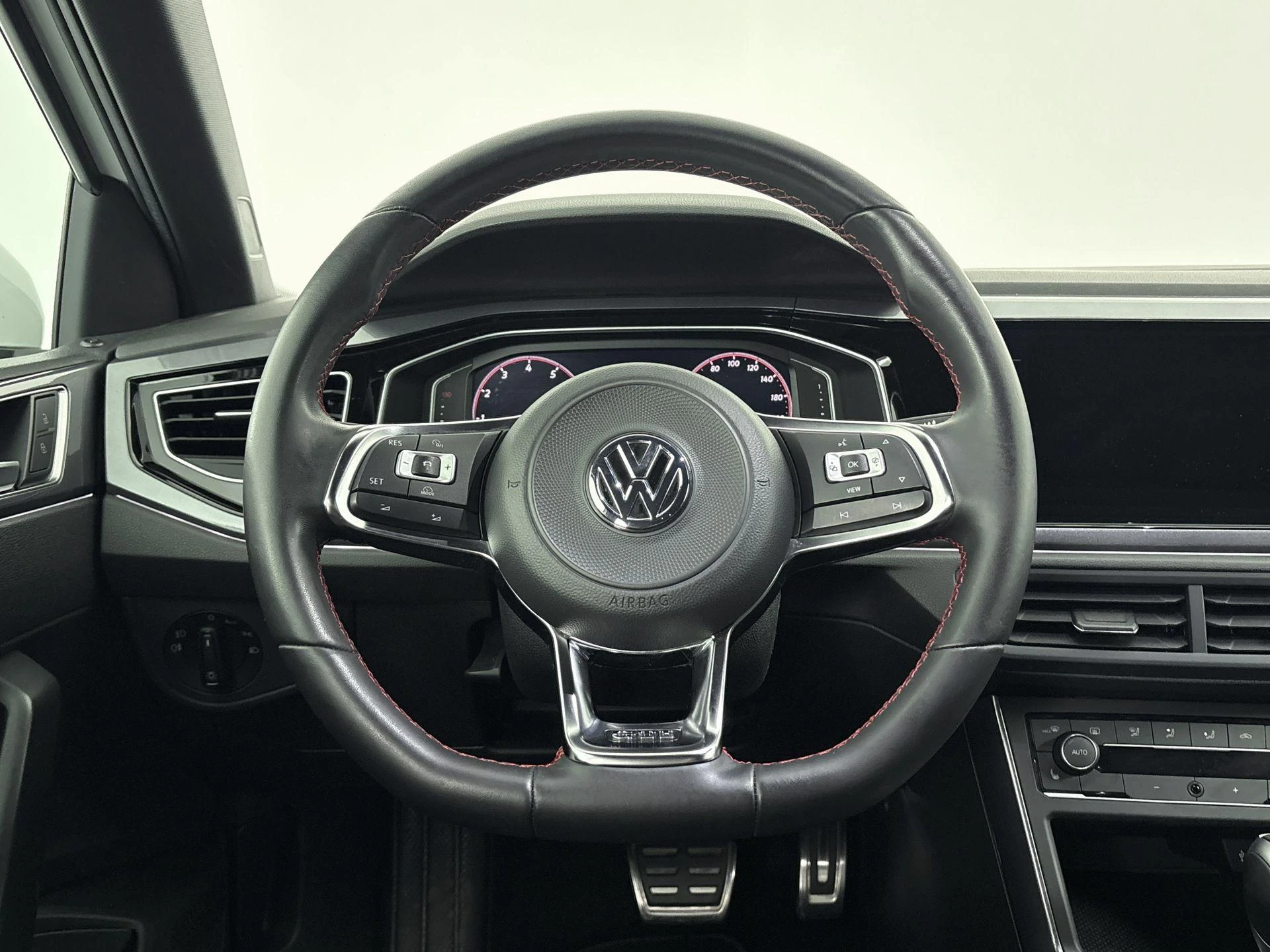 Volkswagen-Polo-image-12