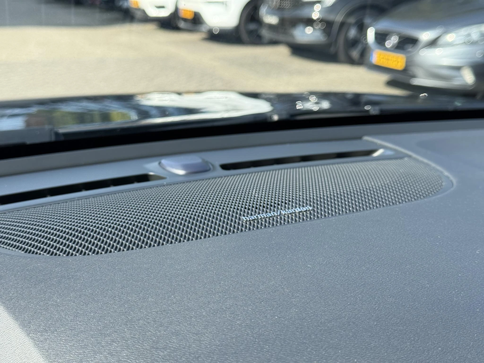 Volvo-EX40-image-18
