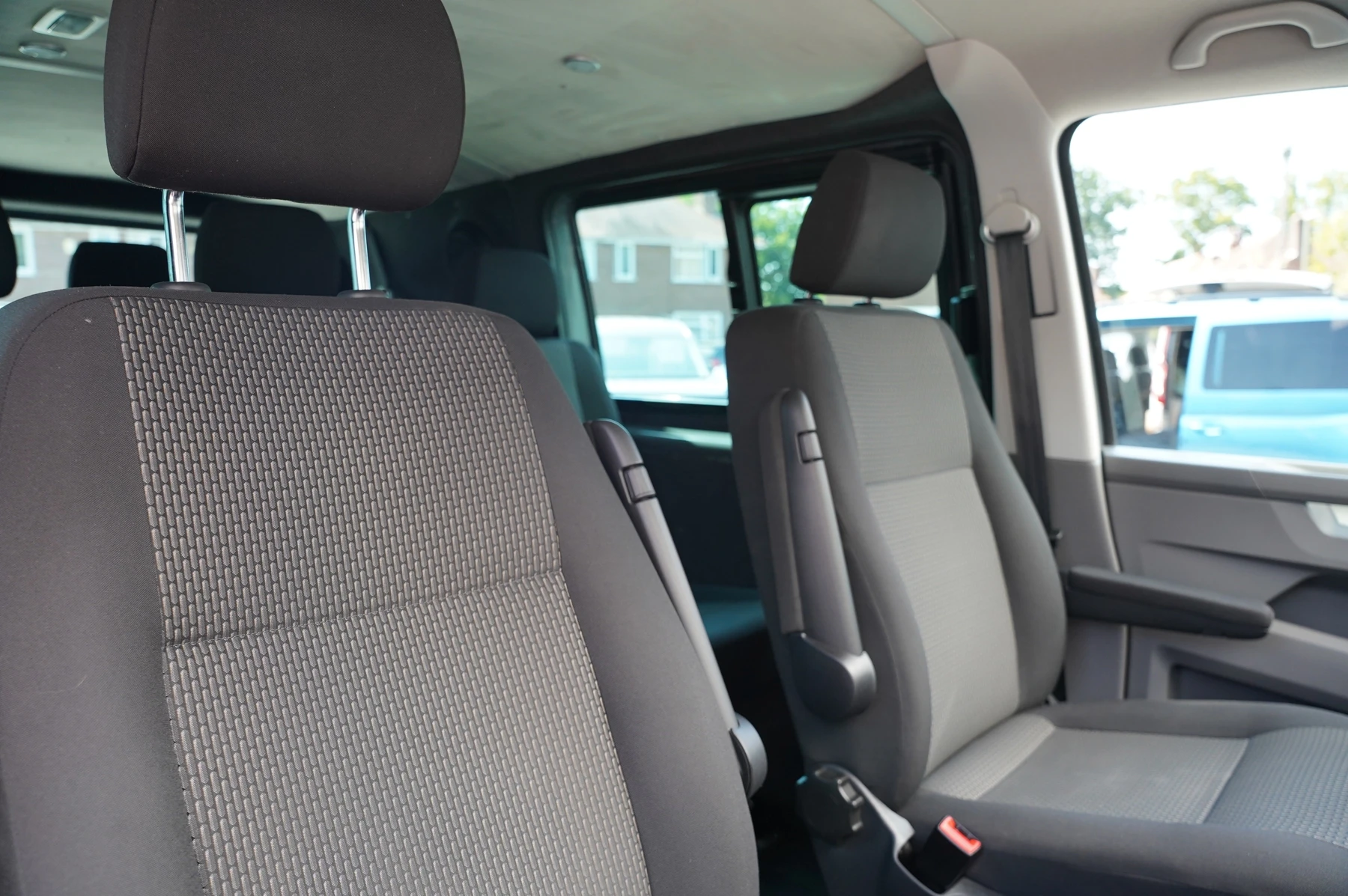 Volkswagen-Transporter-image-23