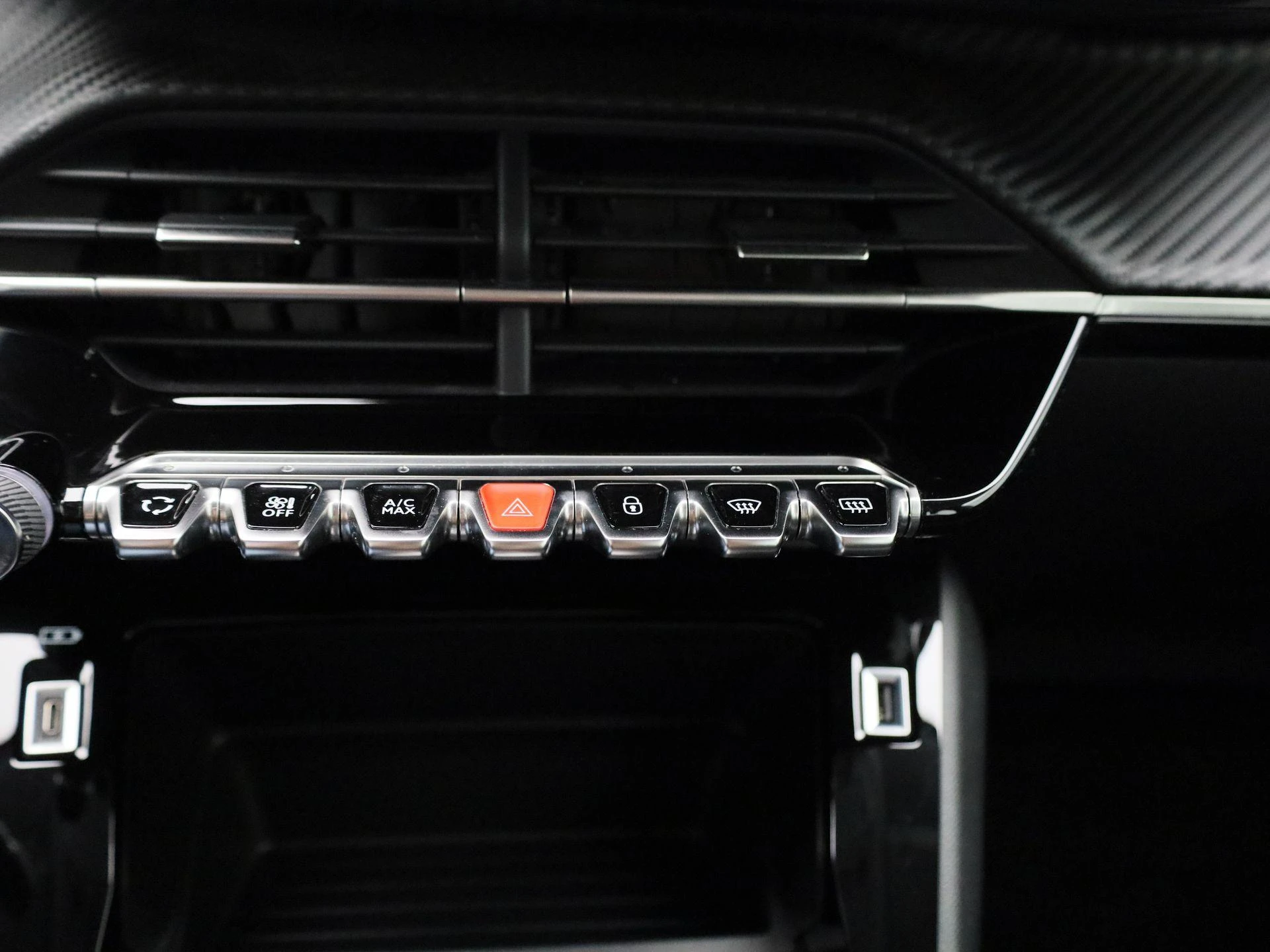 Peugeot-e-208-image-24