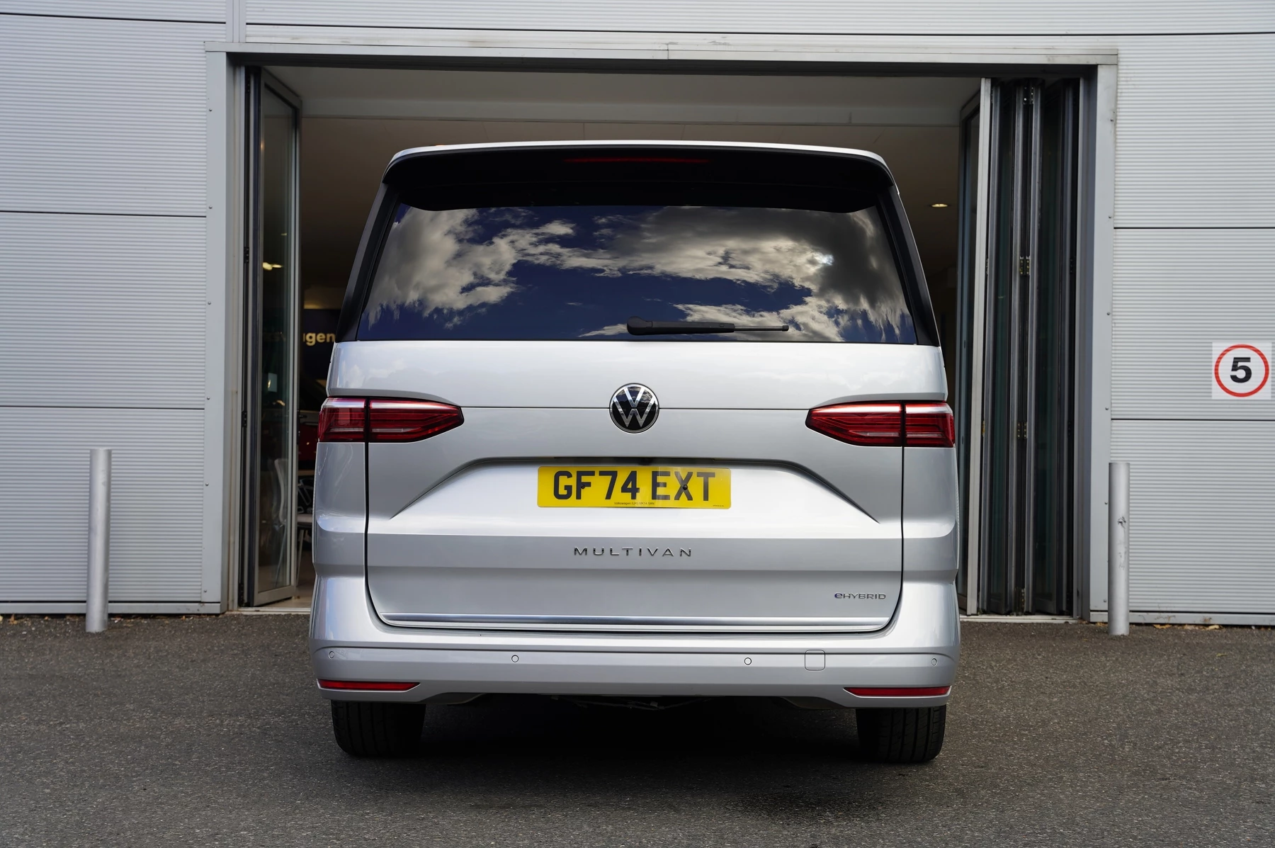 Volkswagen-Multivan-image-12