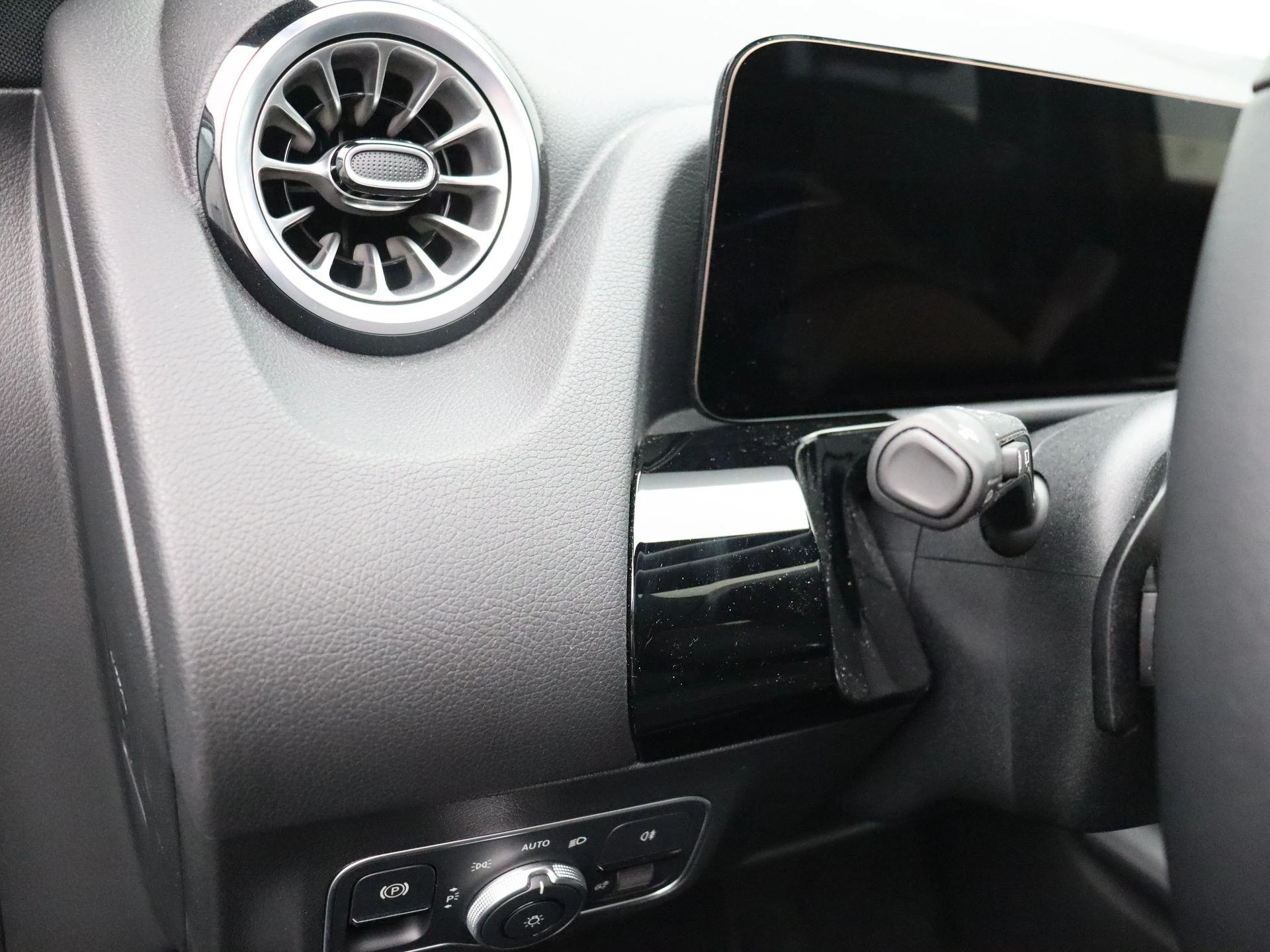 Mercedes-Benz-EQA-image-8