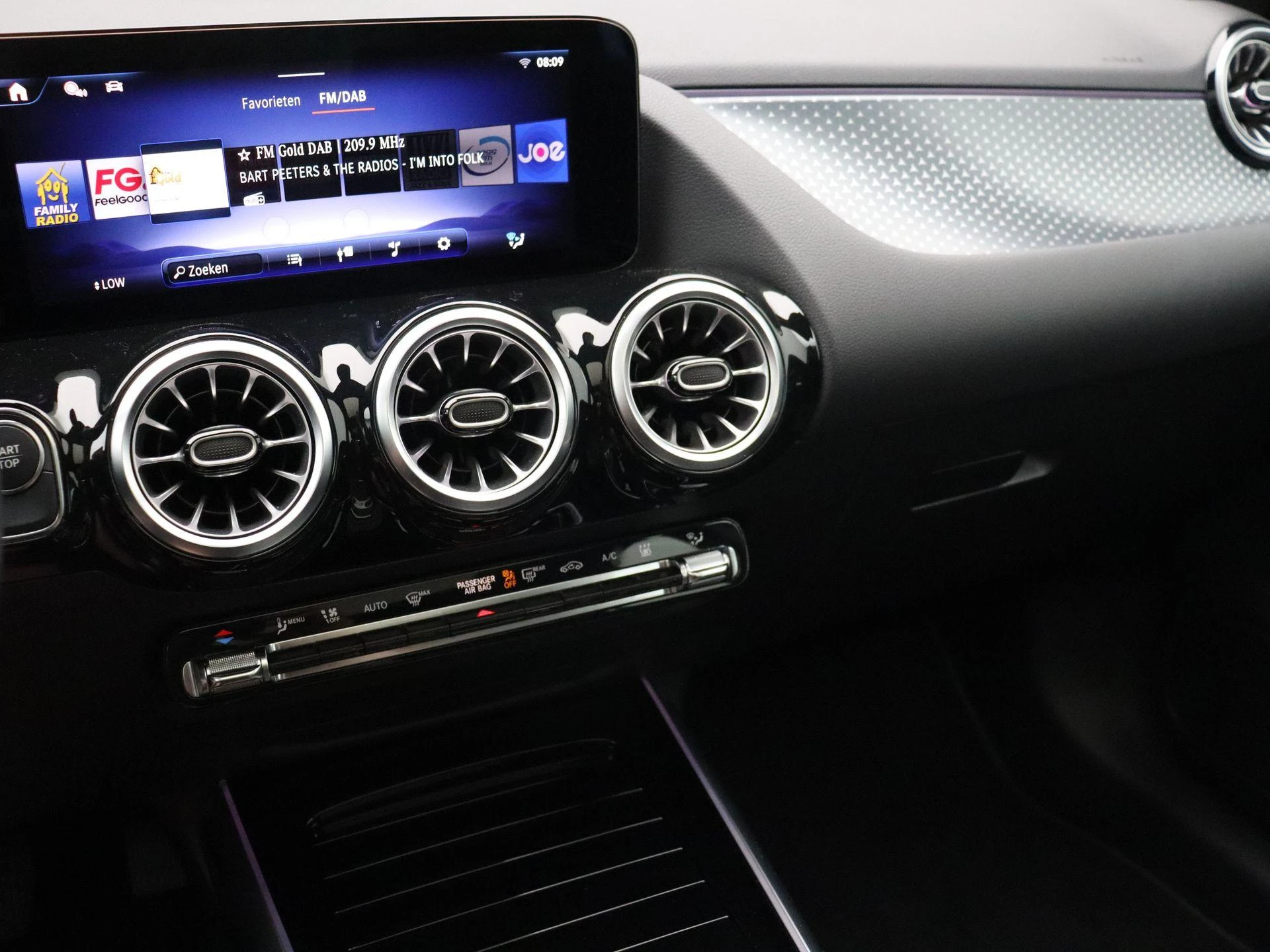 Mercedes-Benz EQA 250+ Business Line + PANO DAK + CARPLAY + CAMERA +